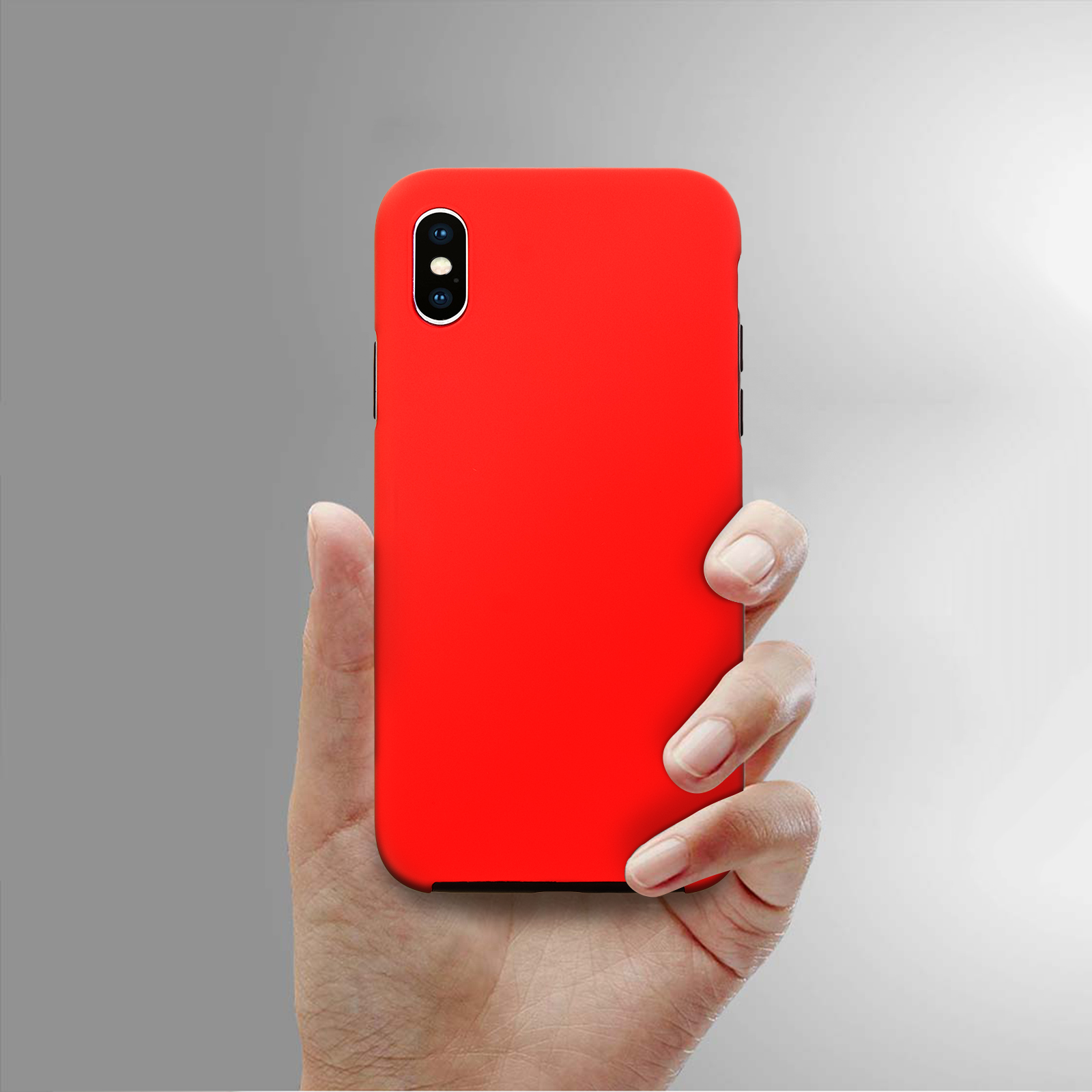 Una mano che tiene una custodia rossa per telefono. La custodia è rossa e c'è una fotocamera sul retro.