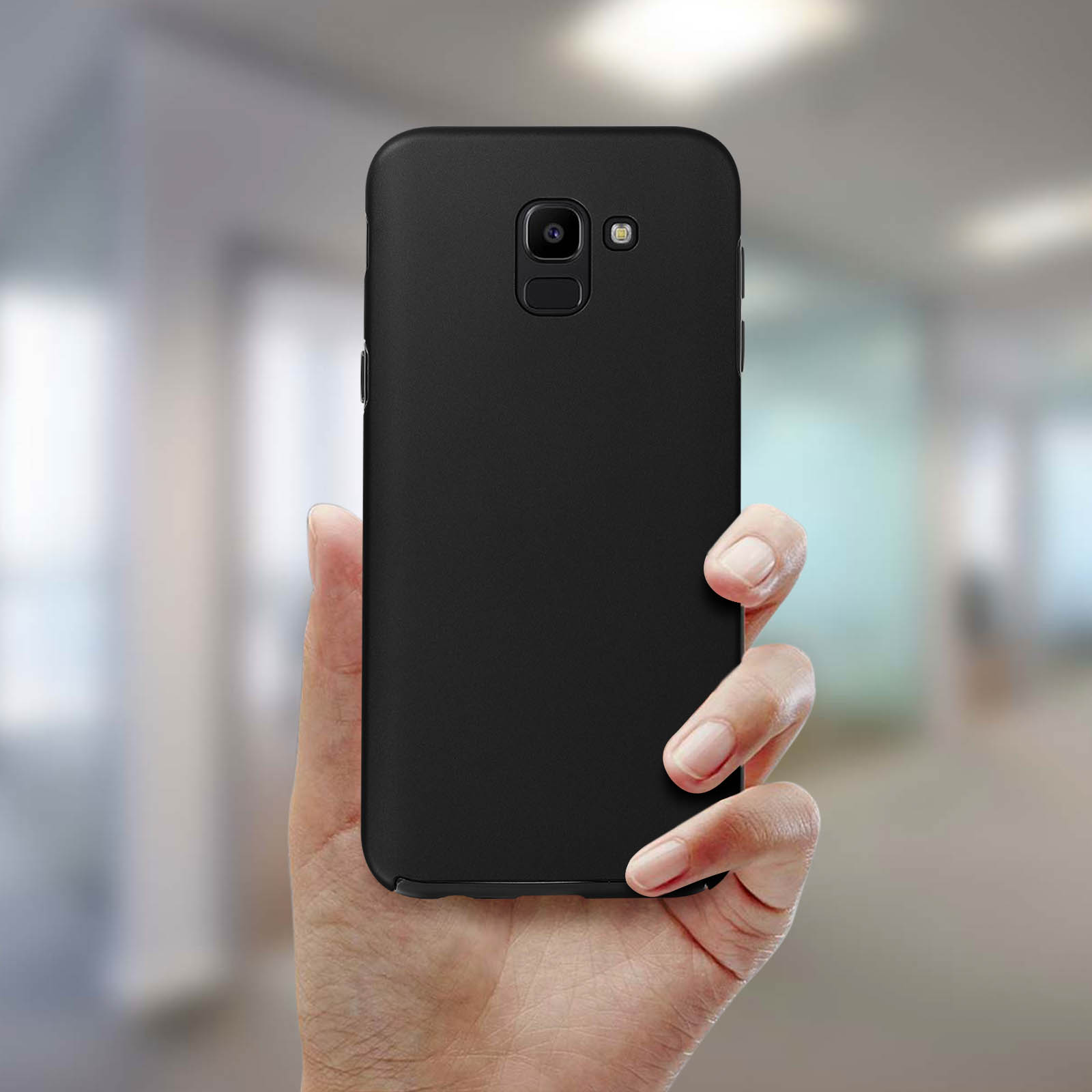 Uno smartphone nero in una mano, che mostra il retro del telefono.