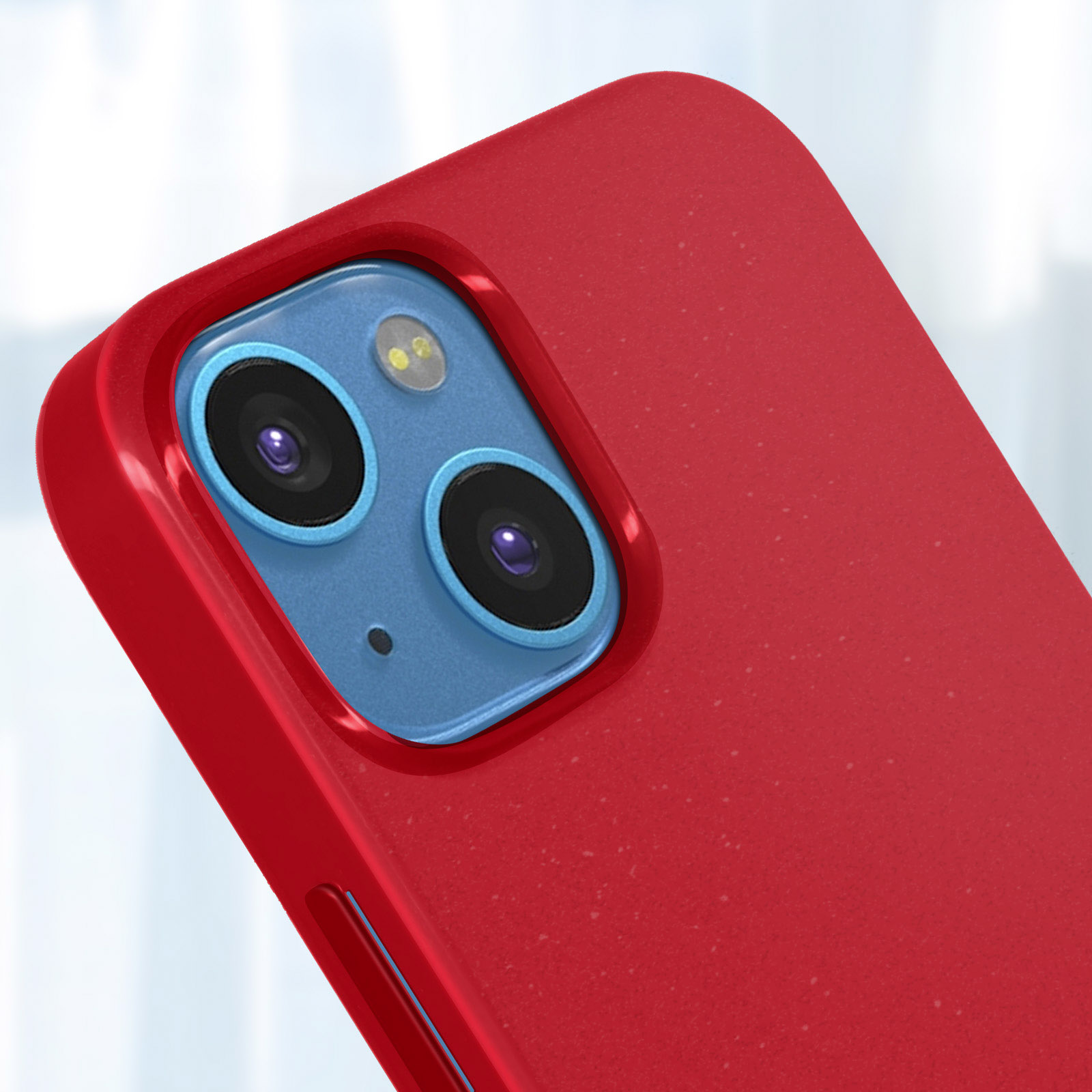 Una custodia per telefono rossa con un modulo fotocamera su uno sfondo sfocato.