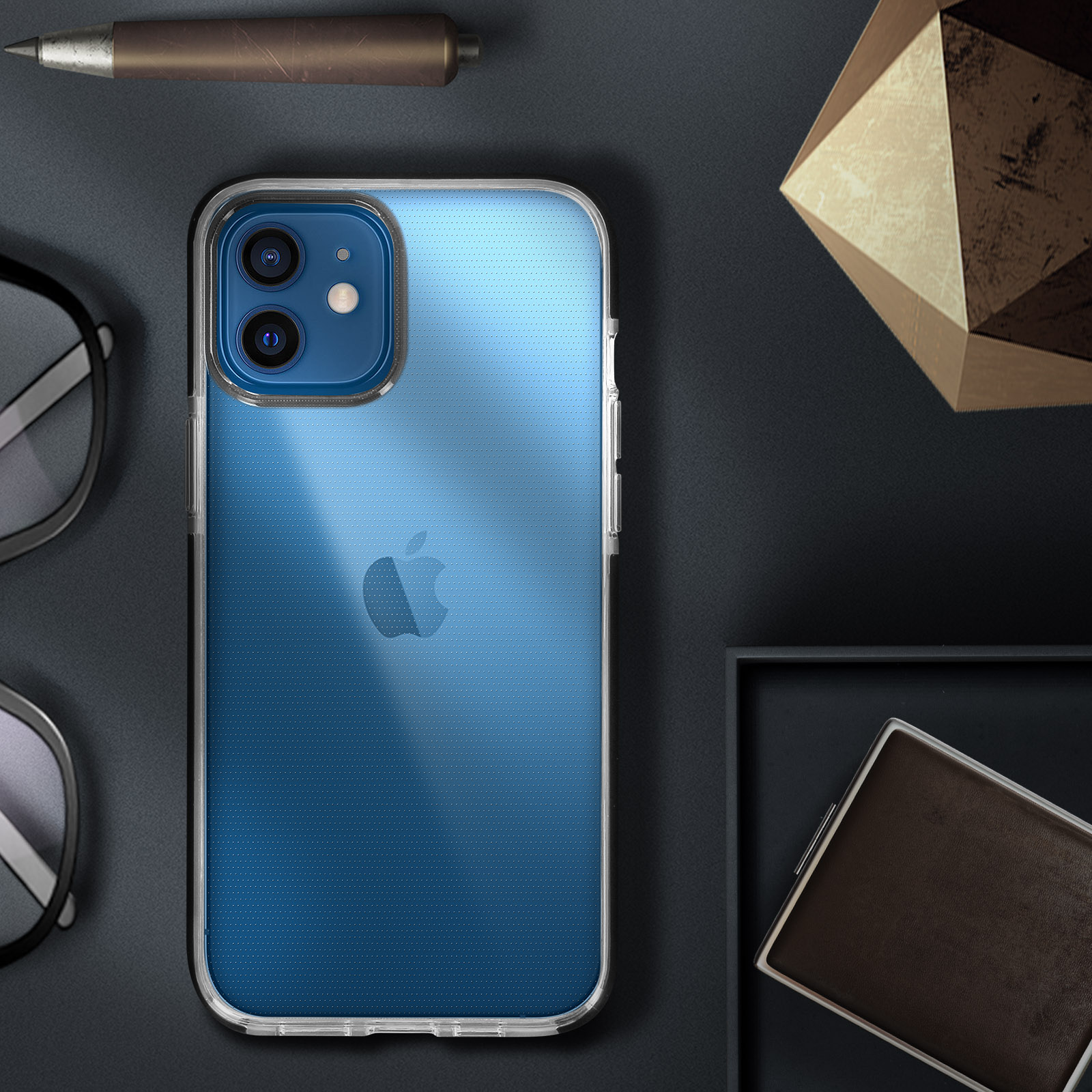 Un iPhone con una custodia trasparente. Lo sfondo è blu e sono visibili occhiali e un portafoglio.