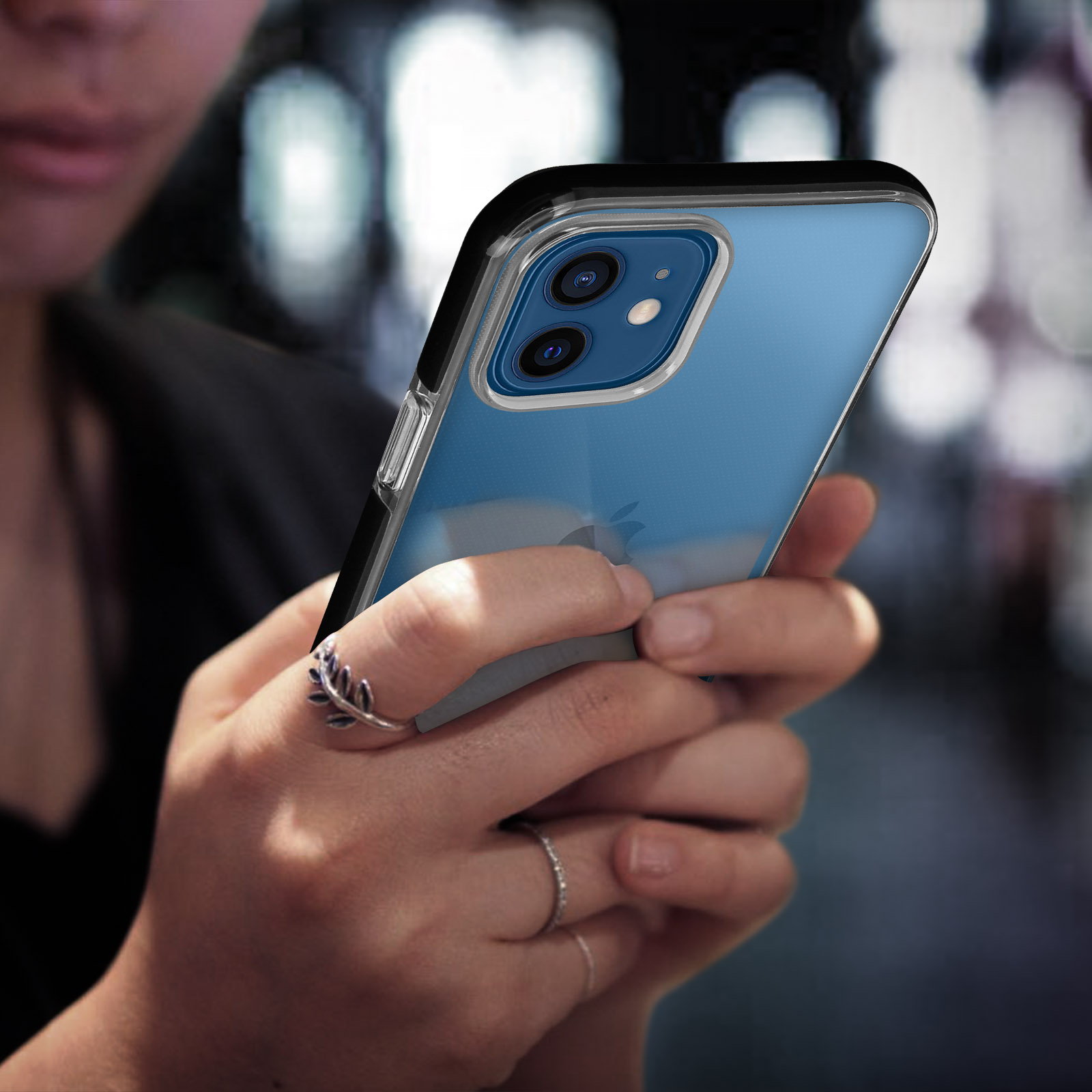 Una persona tiene in mano un telefono con una custodia trasparente.