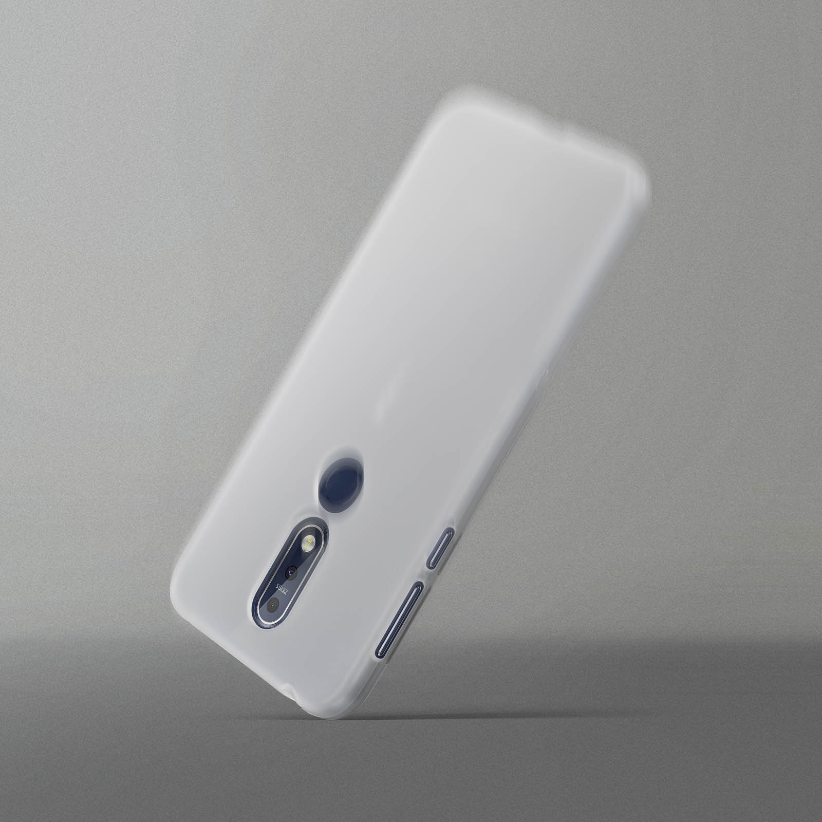 Una custodia bianca per telefono, leggermente angolata, con una fotocamera e un pulsante laterale. Sfondo grigio.