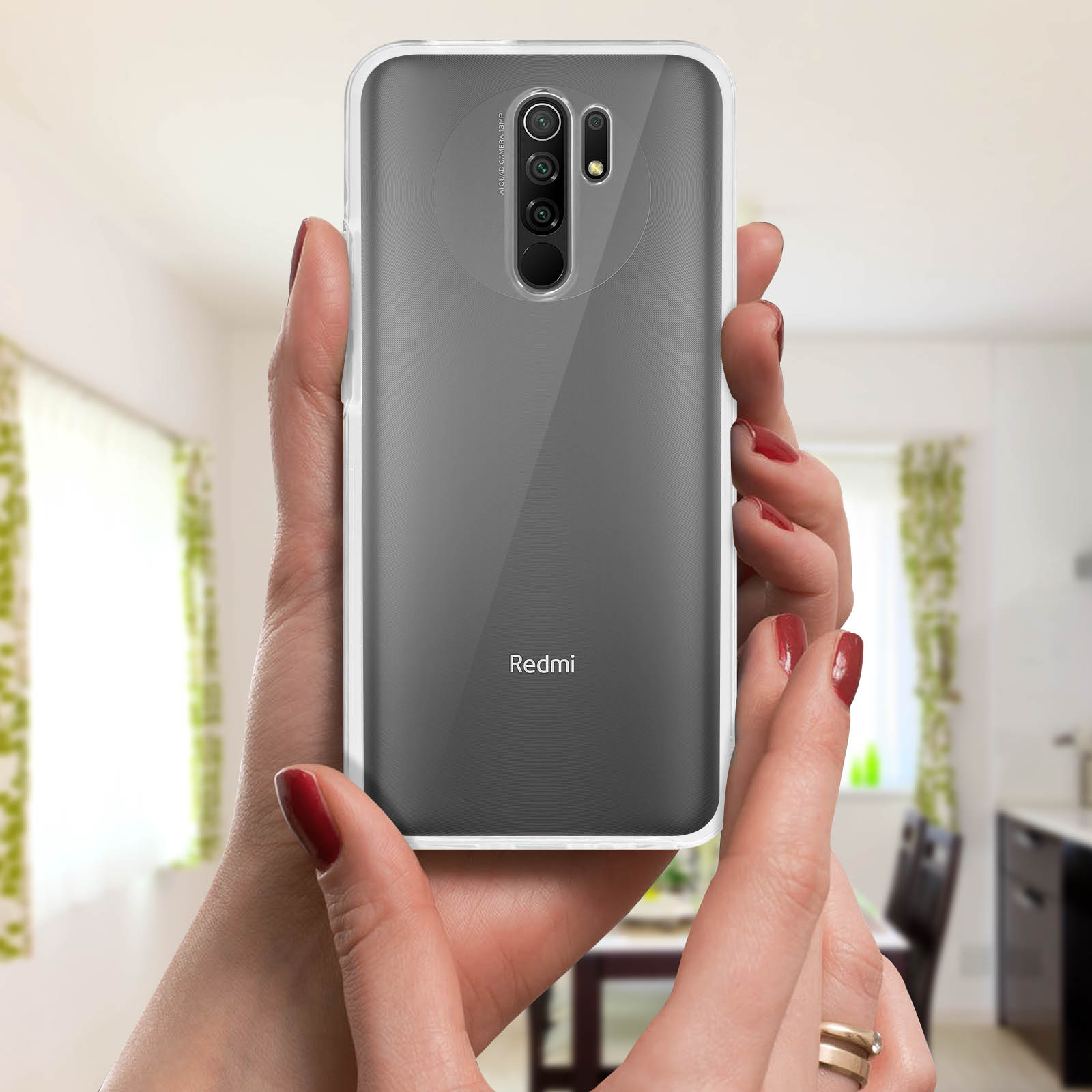 Un téléphone dans une coque transparente tenu par des mains. Deux caméras.