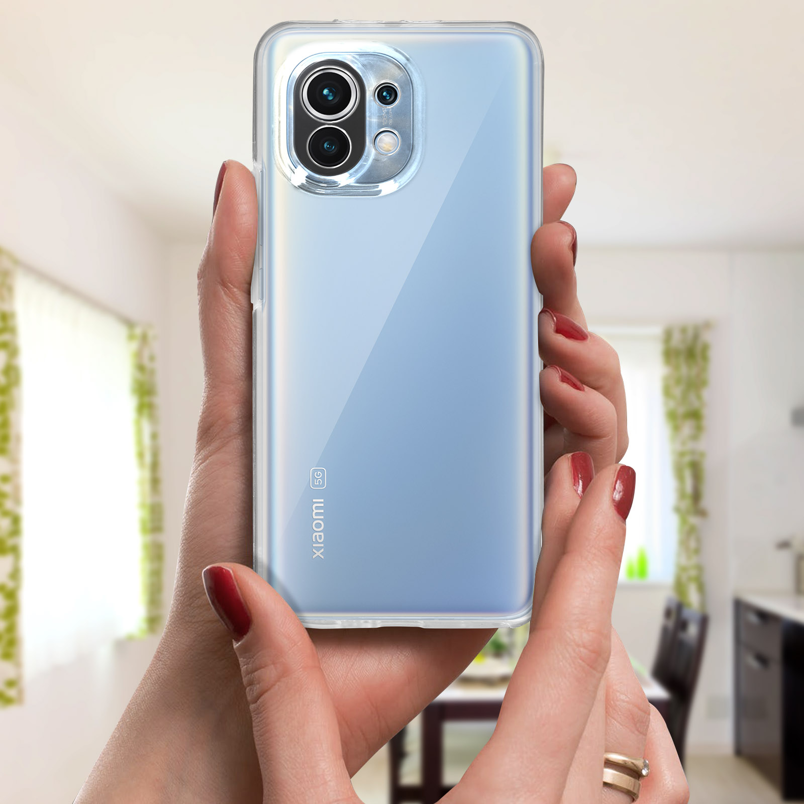 Donna che tiene il telefono in custodia trasparente. Testo Xiaomi 5G.
