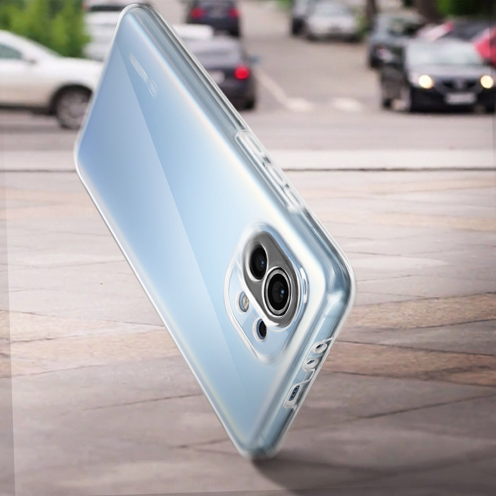 Un telefono in una custodia trasparente, angolato su una superficie, che mostra la configurazione della fotocamera.