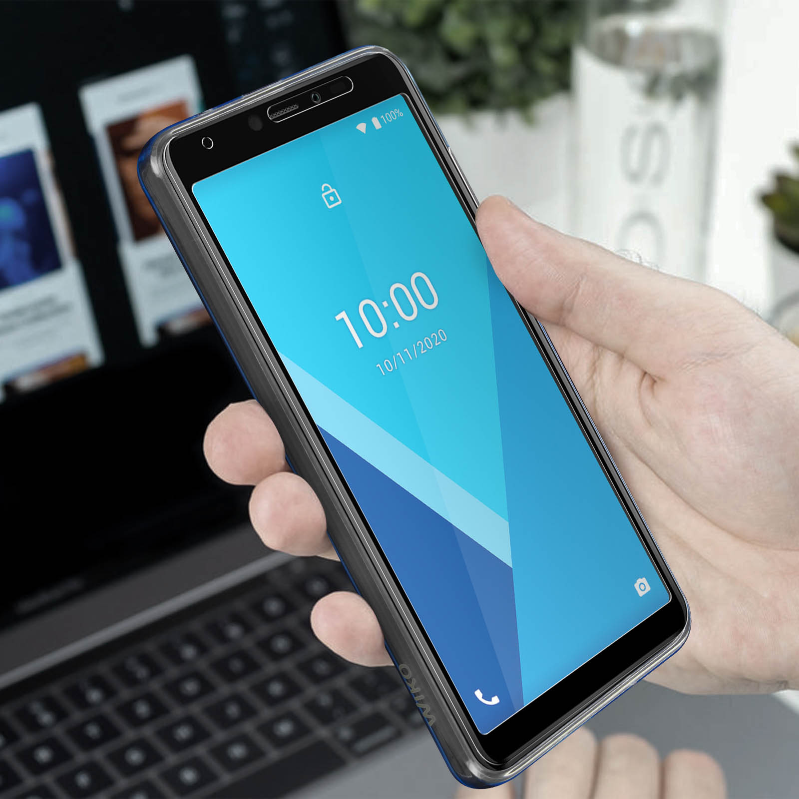 Mano che tiene un telefono in una custodia, mostrando uno schermo blu con l'ora 10:00, su sfondo chiaro.
