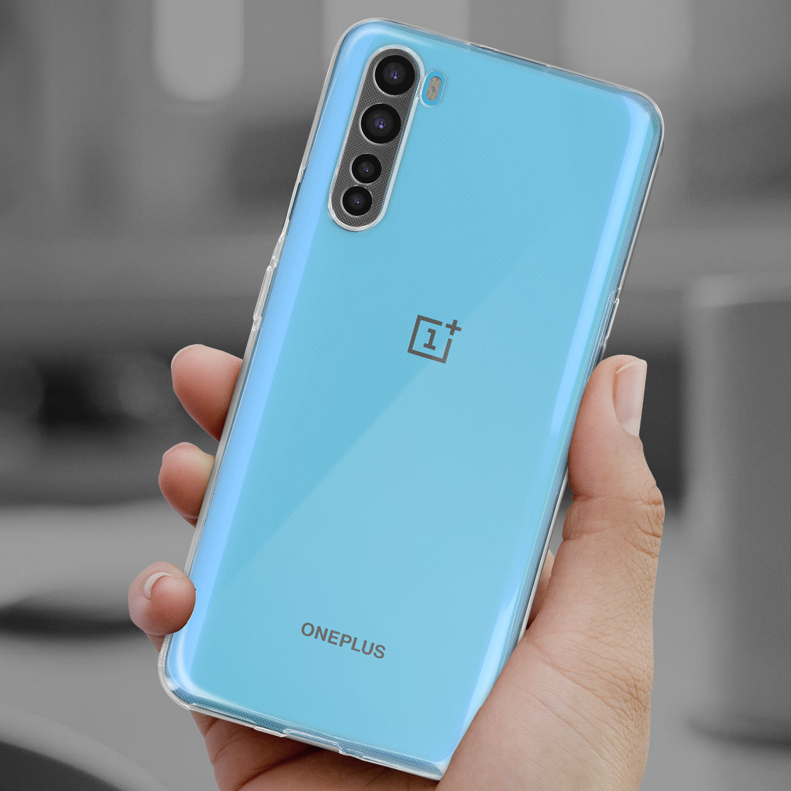 Una custodia trasparente per telefono in mano. Il telefono è azzurro. La parola ONEPLUS è visibile.