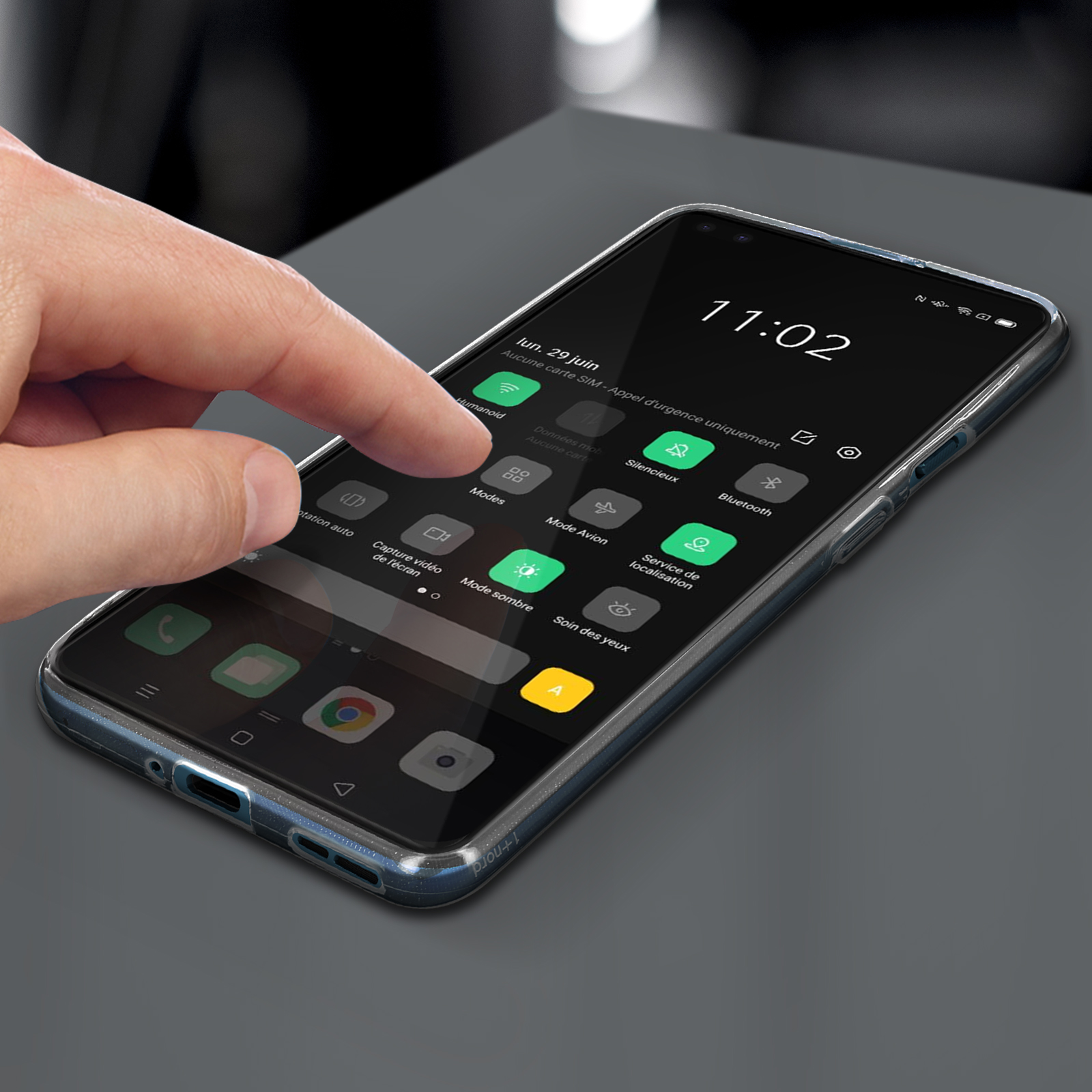 Un dito che interagisce con lo schermo di un telefono, sotto una custodia trasparente.