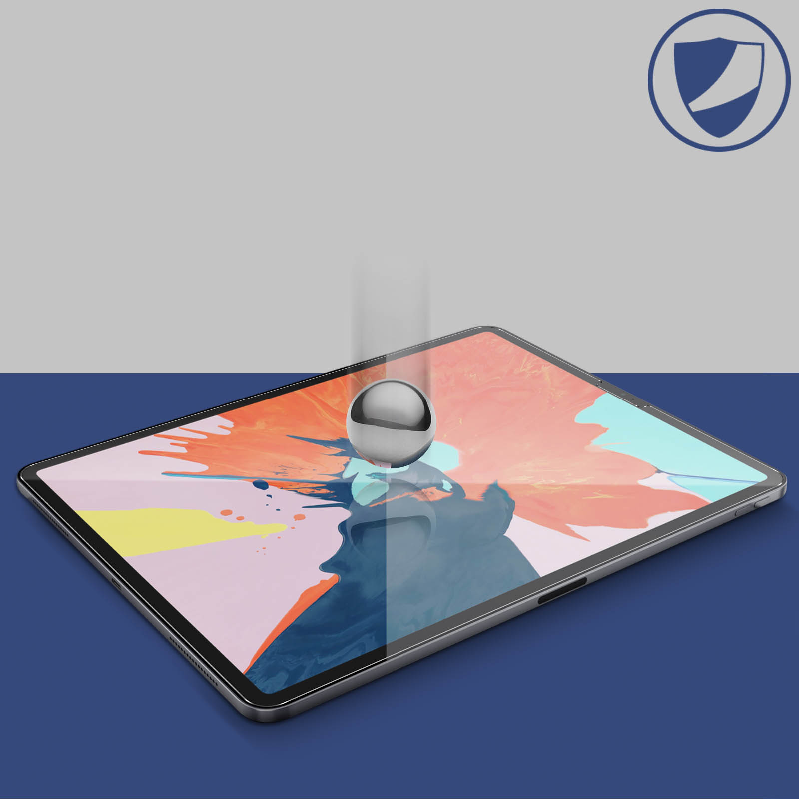 Un tablet con pellicola protettiva, una sfera d'argento e uno sfondo blu e arancione. Icona scudo in alto a destra.
