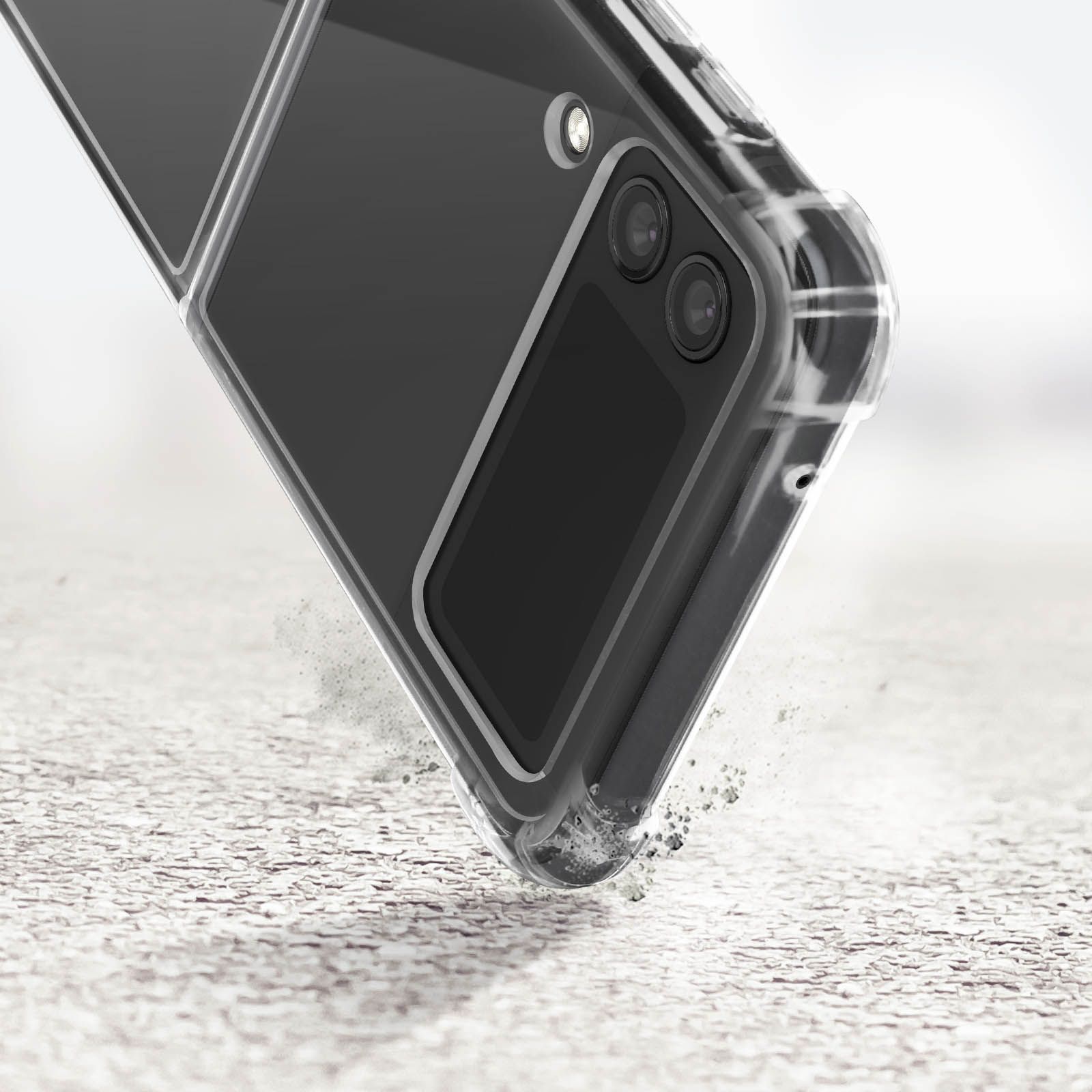 Un telefono nero è mostrato con una custodia trasparente. Il telefono è su una superficie strutturata e usurata.