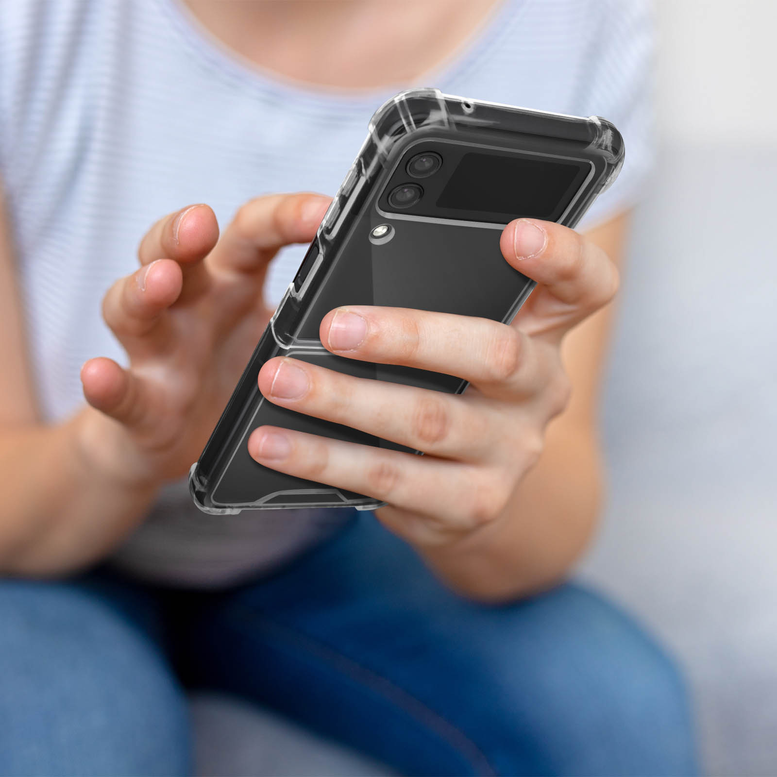 Persona che tiene una custodia trasparente per telefono, con il telefono visibile all'interno.