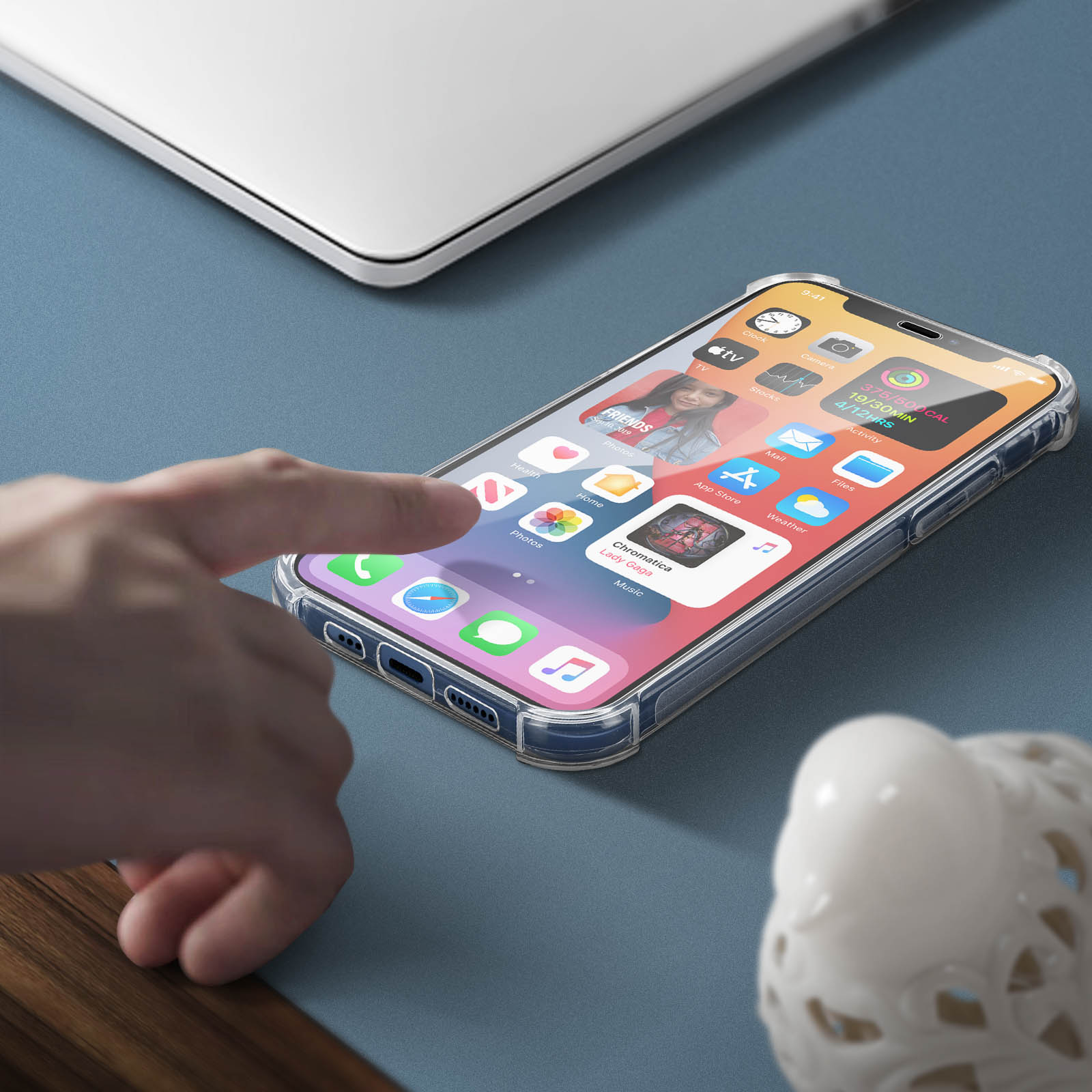 Mano che tocca lo schermo di un telefono che mostra una schermata iniziale con app, con un oggetto bianco.