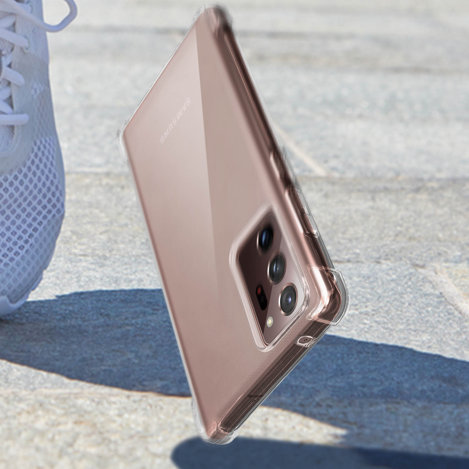 Telefono in una custodia trasparente, leggermente inclinato. Il telefono ha un retro color oro rosa.