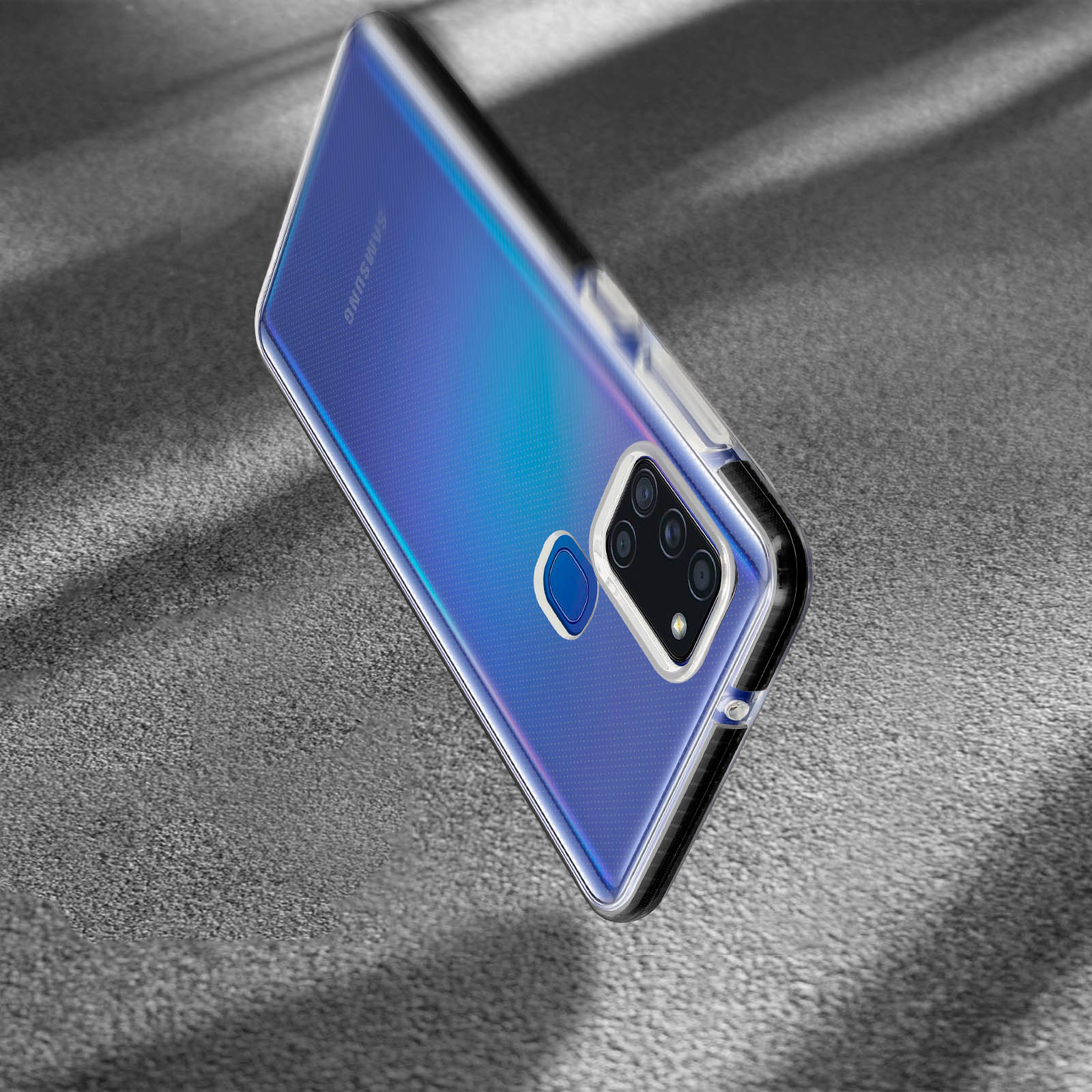Blaues Telefon in klarer Hülle, auf grauer Oberfläche, Samsung Logo.