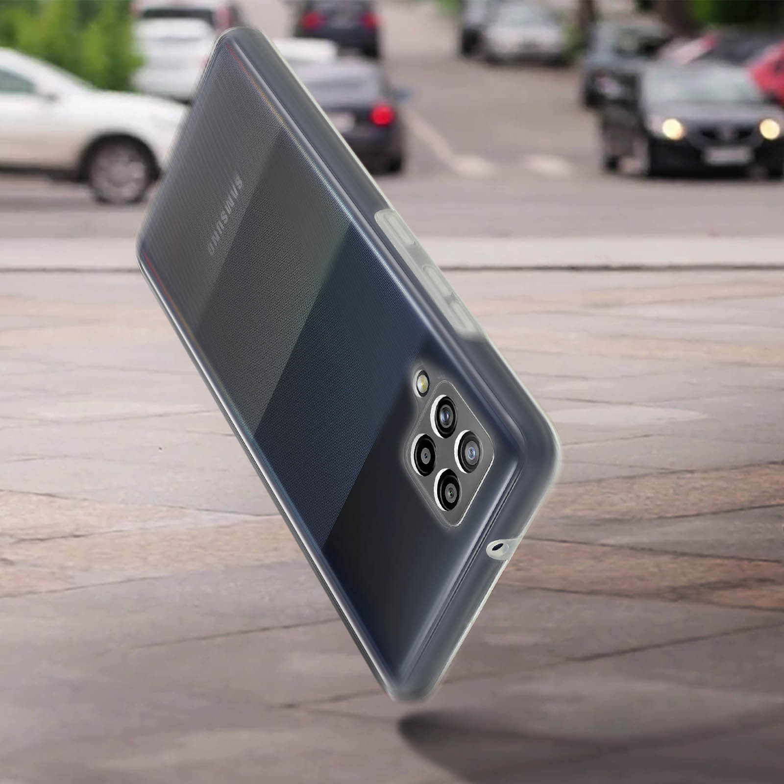 Custodia per telefono su una strada, con uno sfondo sfocato di auto.