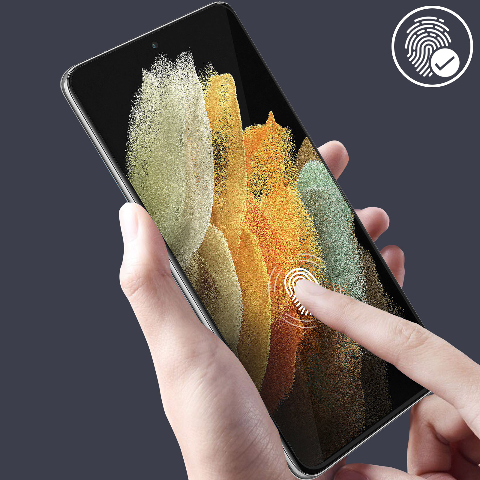 Mano che tiene un telefono, dito che tocca lo schermo, mostrando l'icona di sblocco con impronta digitale. Lo schermo mostra un motivo astratto colorato.