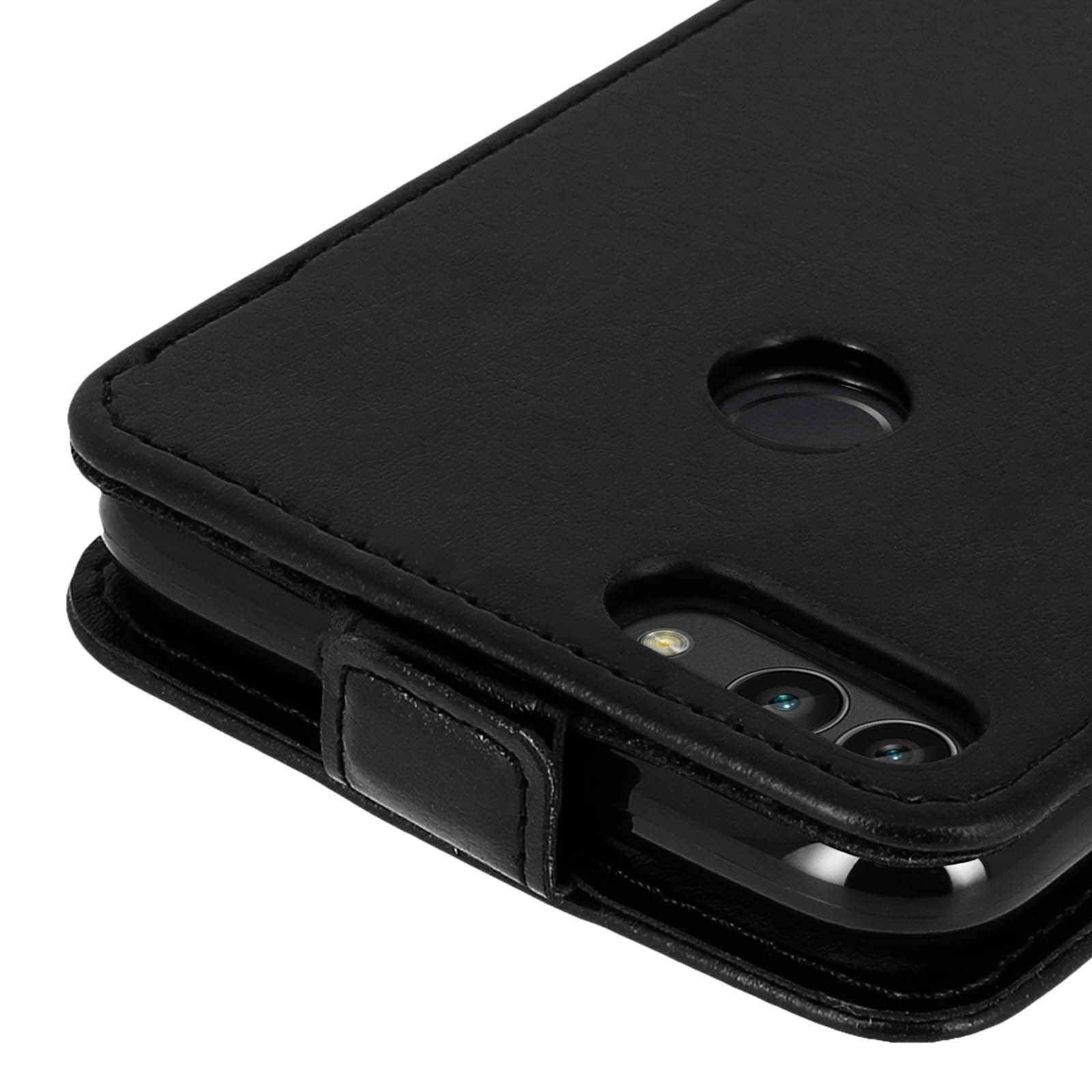 Custodia nera per telefono chiusa, che mostra un telefono. Primo piano. Sfondo nero.