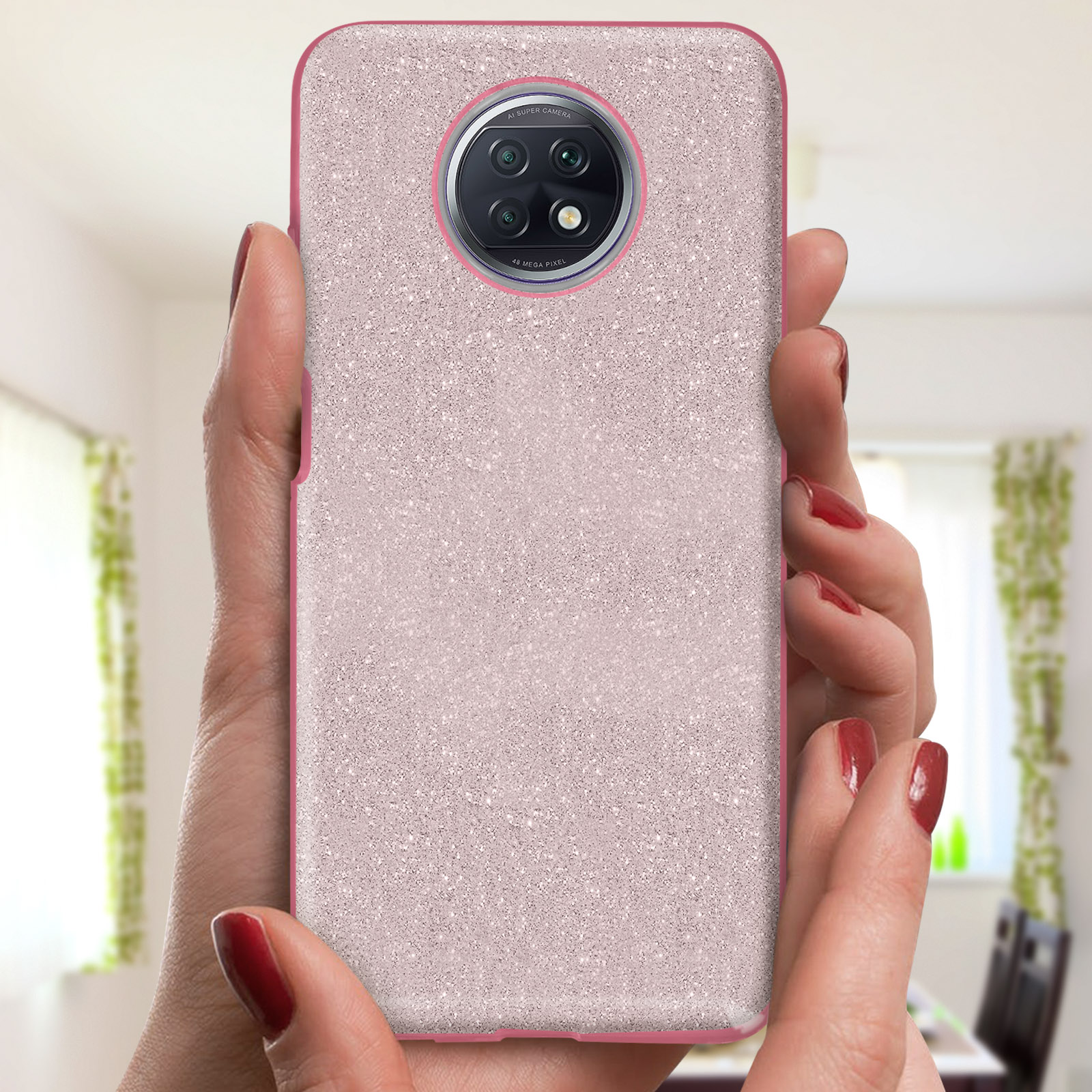 Handen die een roze glitter telefoonhoes vasthouden. De telefoonhoes heeft een glinsterend uiterlijk.