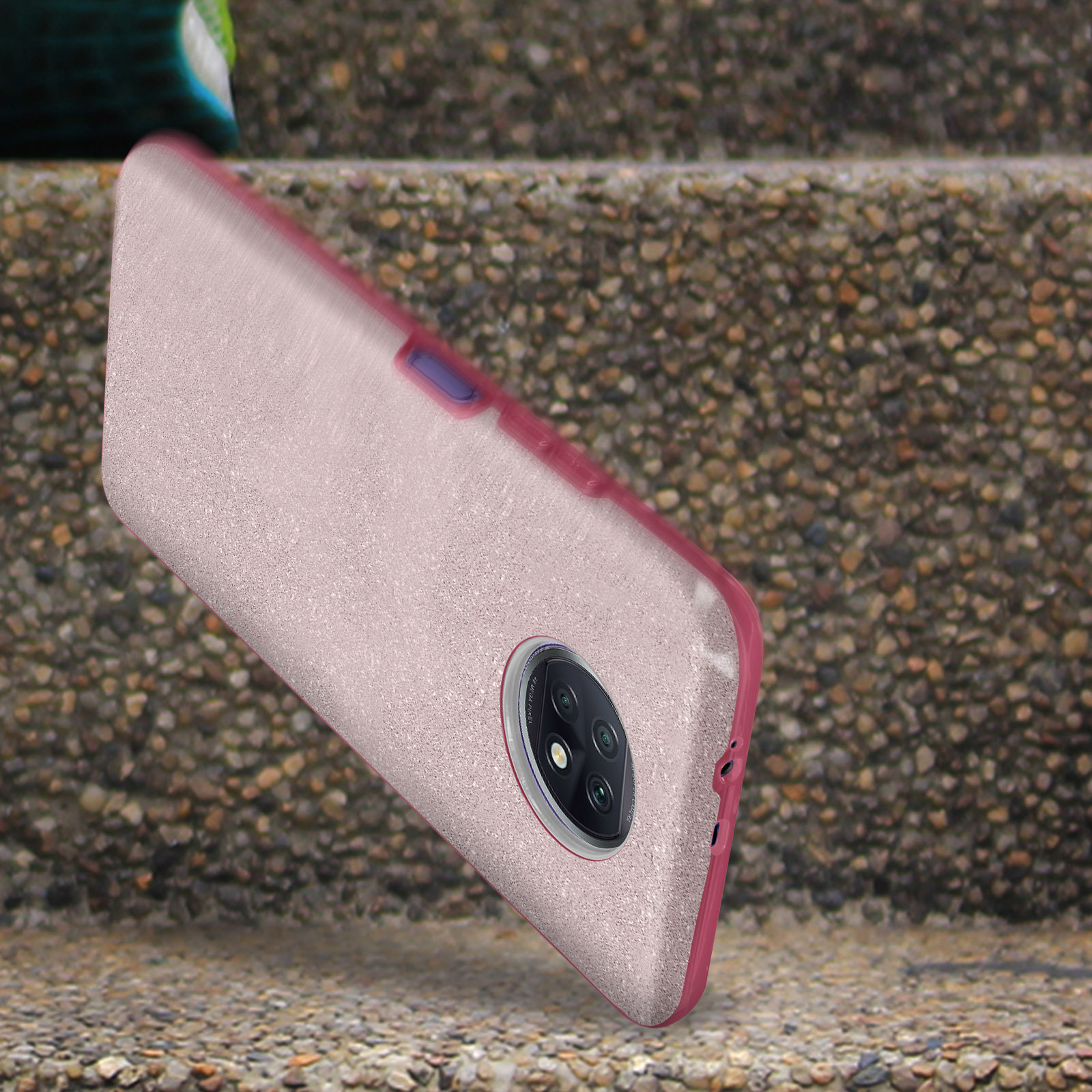 Roze telefoonhoesje op stenen trappen. Telefoon heeft camera en knoppen. Achtergrond toont meer trappen.