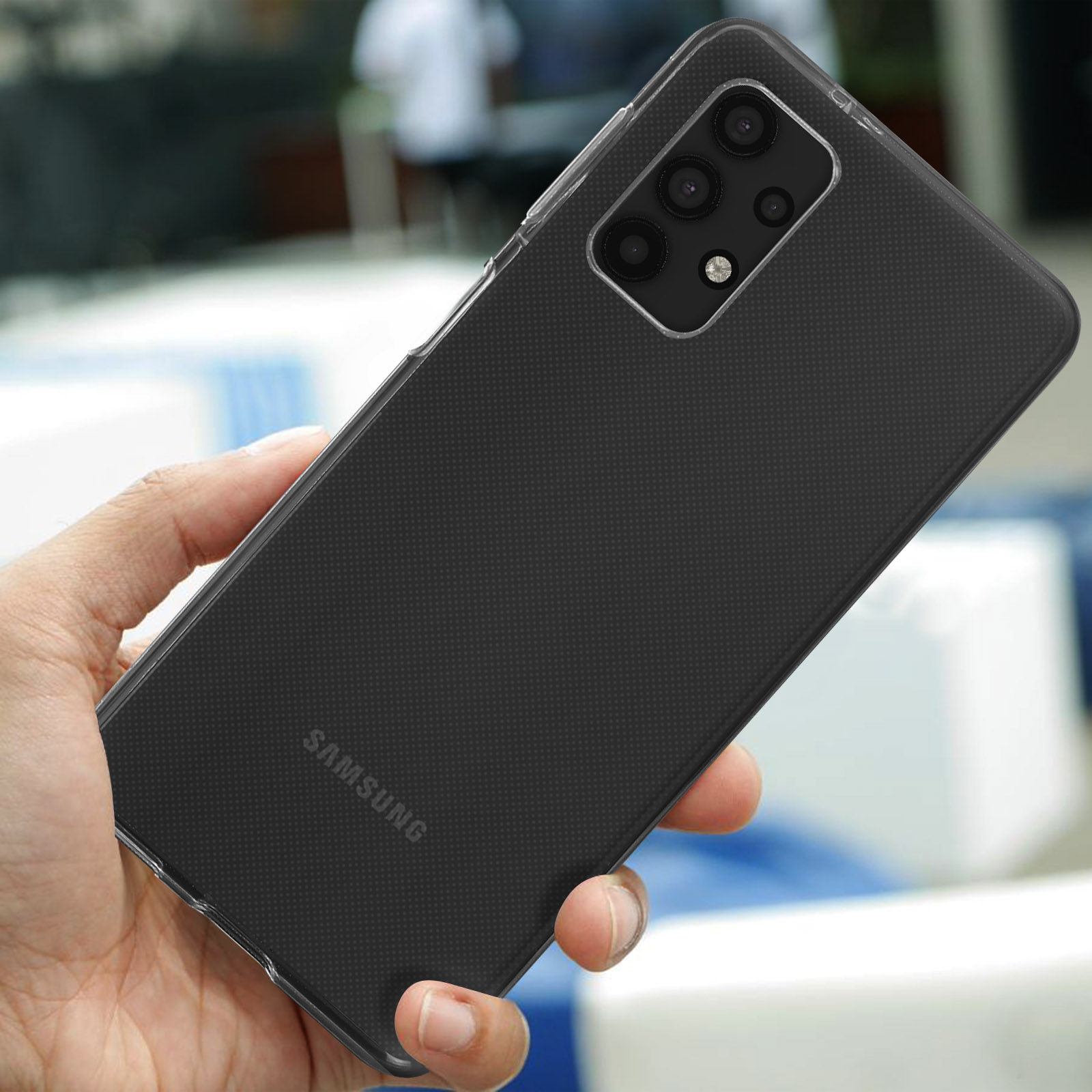 Zwarte telefoon in de hand, doorzichtige hoes bevestigd, Samsung-logo zichtbaar.