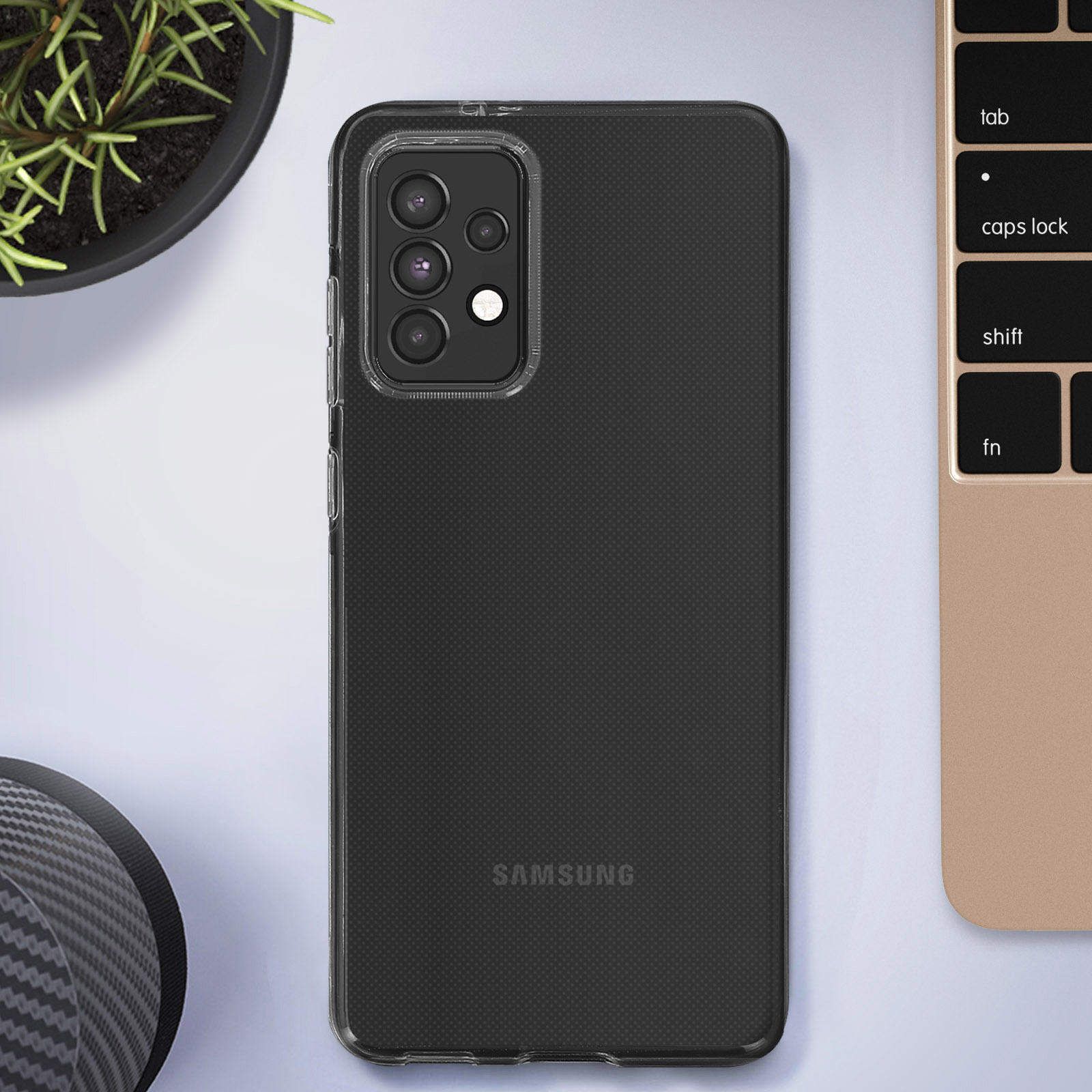 Custodia per telefono nera con modulo fotocamera, su una scrivania con tastiera del laptop visibile.