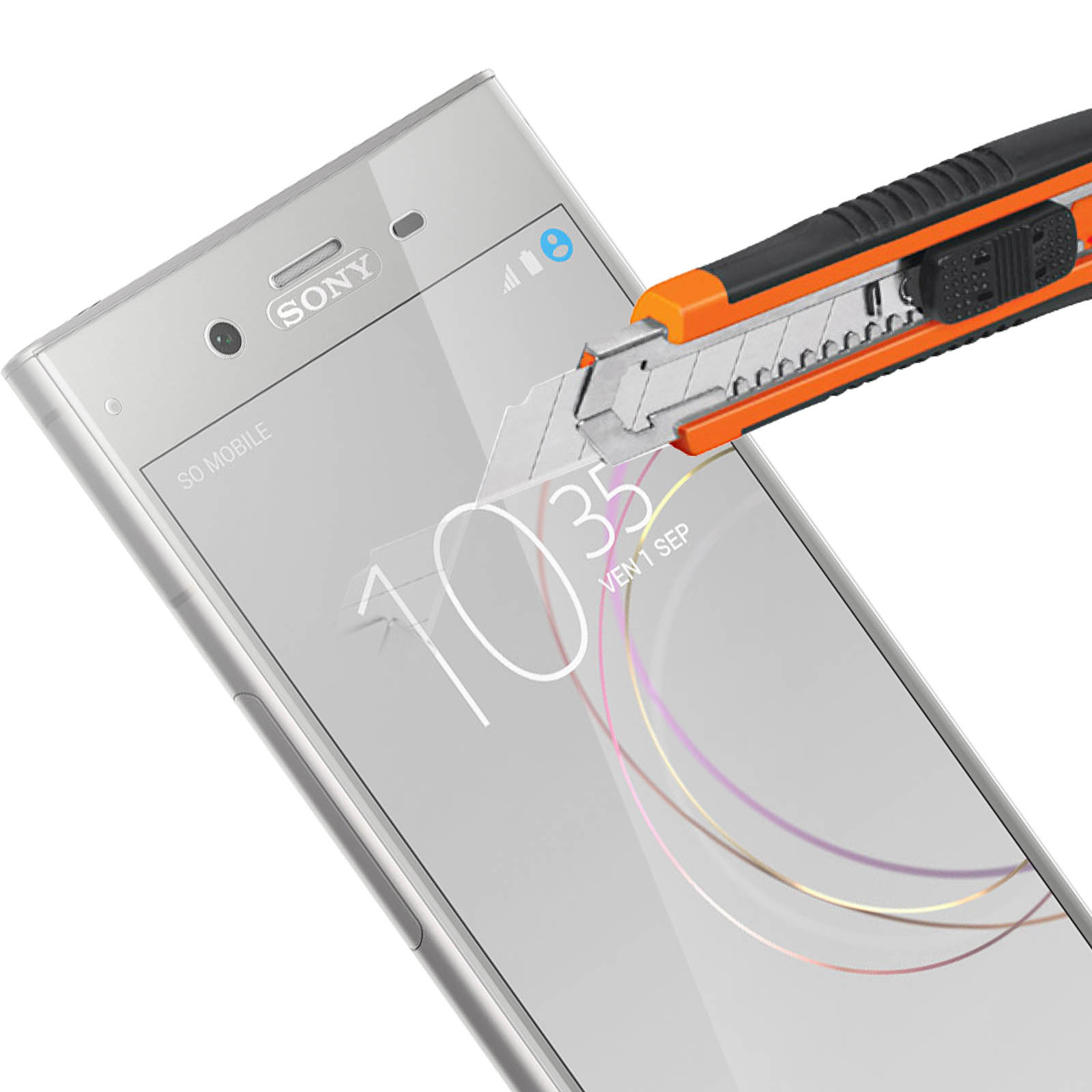 Un taglierino che taglia un proteggi schermo su uno smartphone.