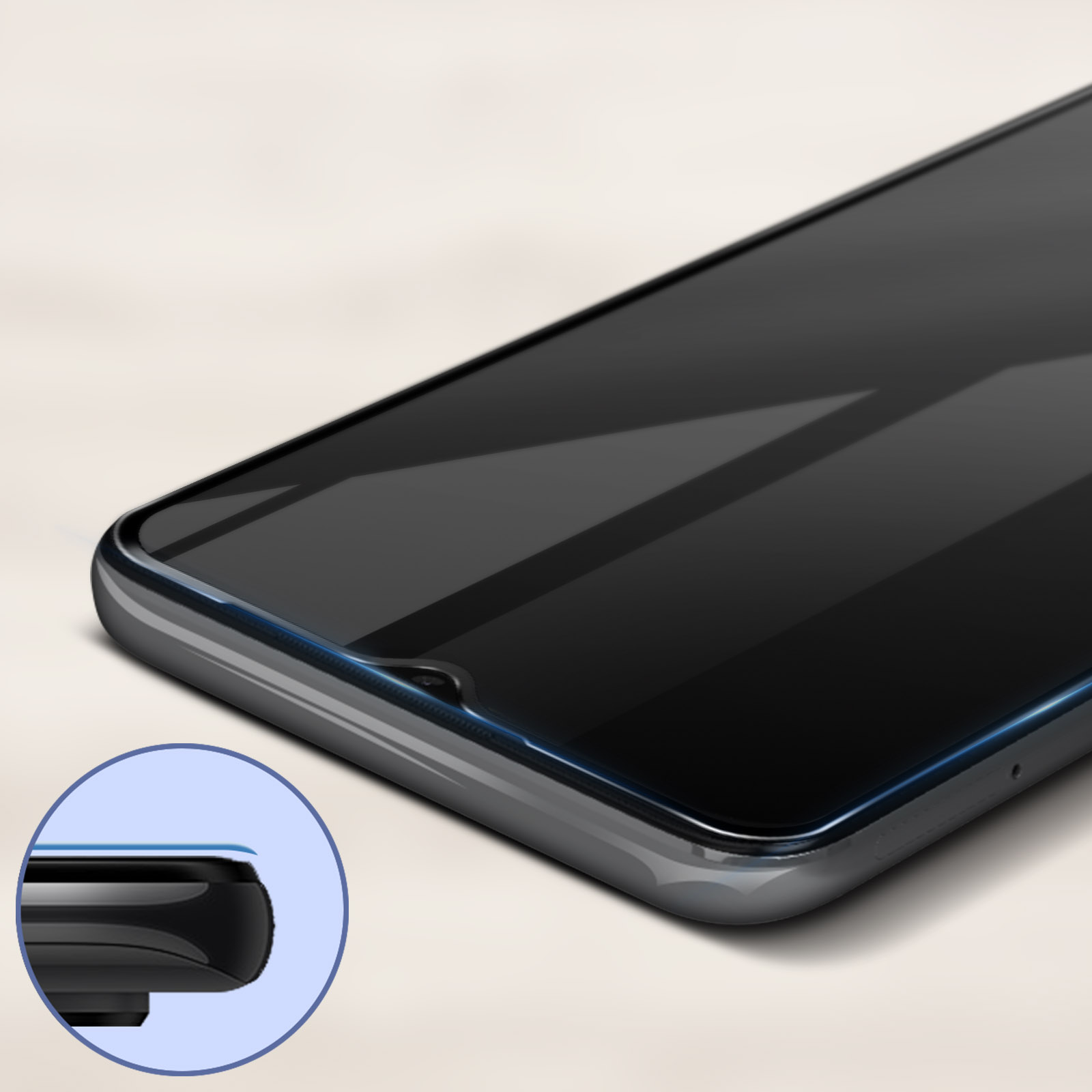 Primo piano di uno smartphone con protezione schermo. Il telefono è nero con bordo curvo. Lo sfondo è beige chiaro.