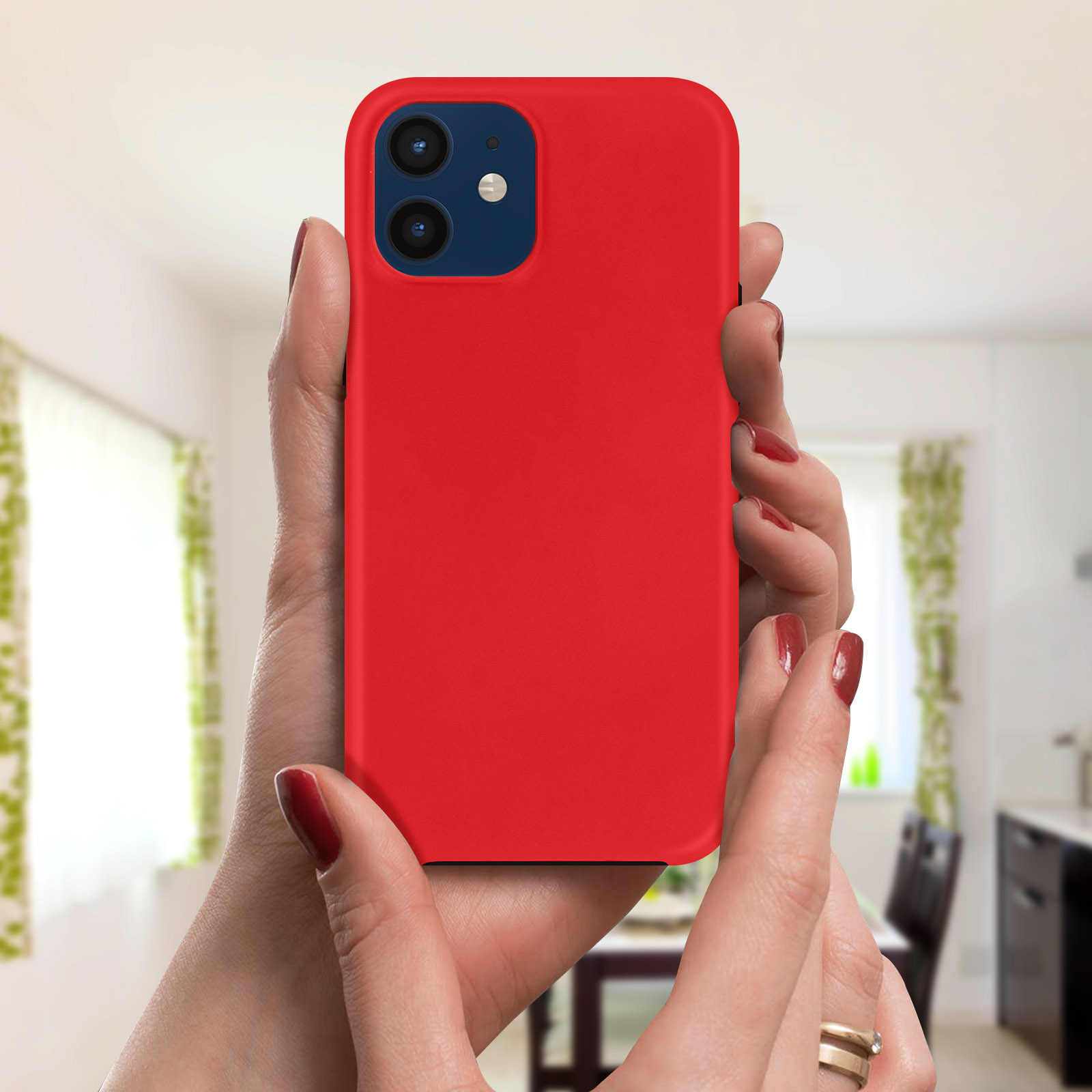 Handen die een rode telefoonhoes vasthouden, met rode nagels. De hoes is glad en bedekt de achterkant van een telefoon.