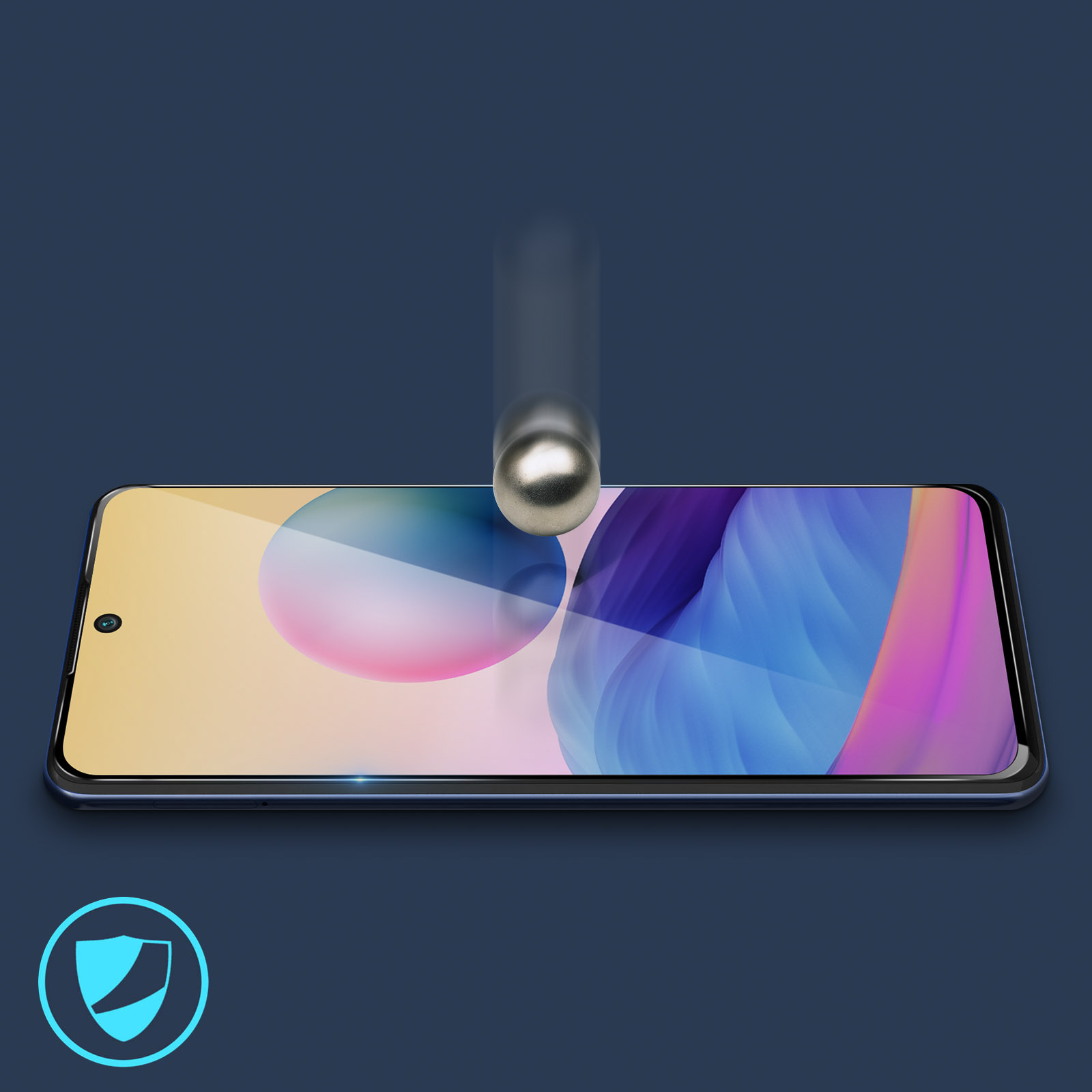 Uno smartphone con protezione schermo. Una palla di metallo cade sullo schermo. Lo sfondo è blu scuro.
