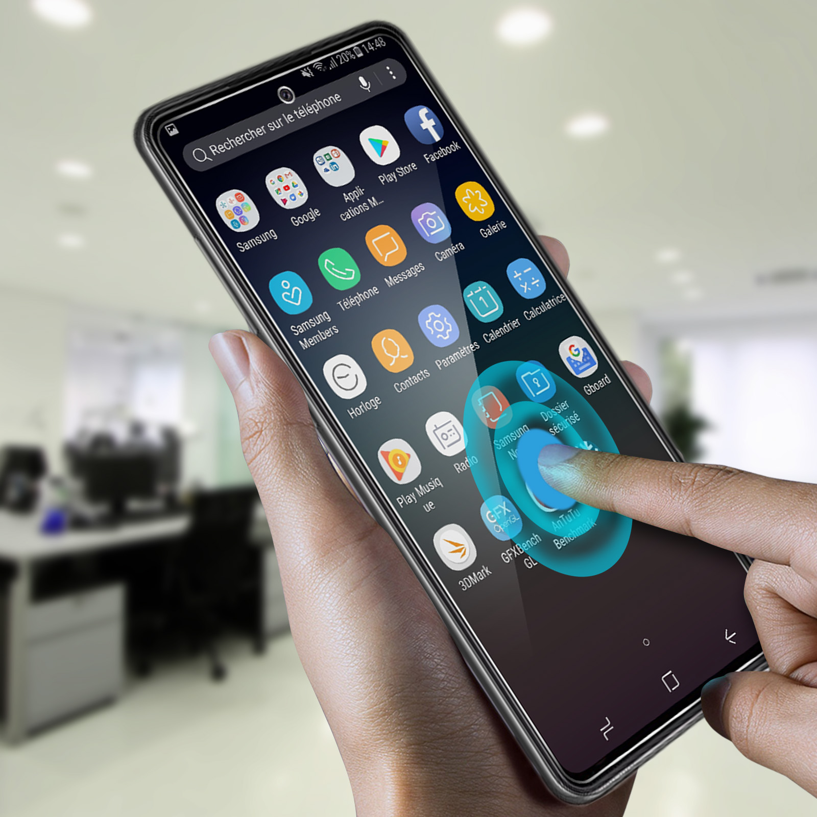 Mano che tiene il telefono che mostra icone delle app. Dito tocca un cerchio blu.