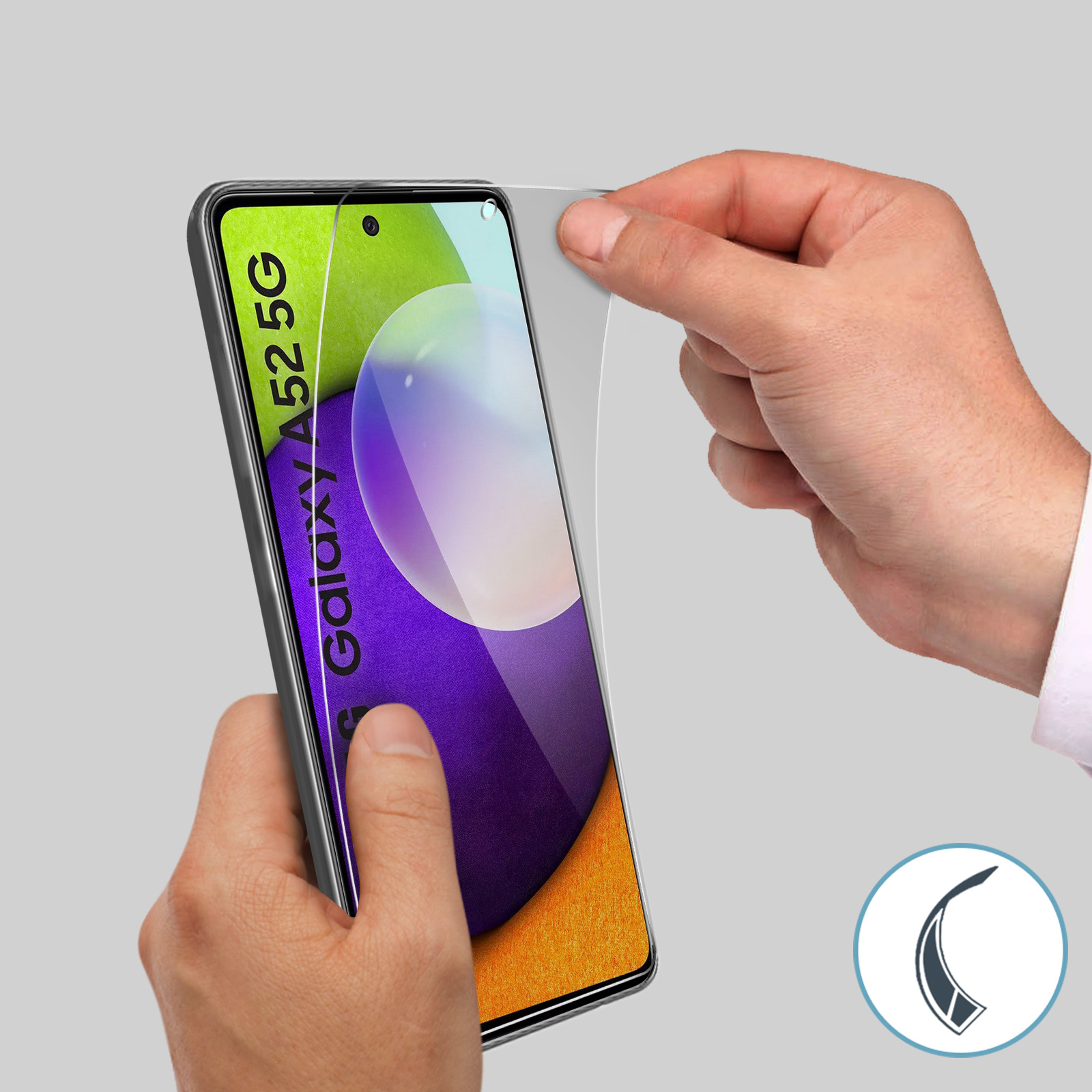 Una mano che stacca una protezione per lo schermo da un telefono. Il telefono è nero e ha un display verde.