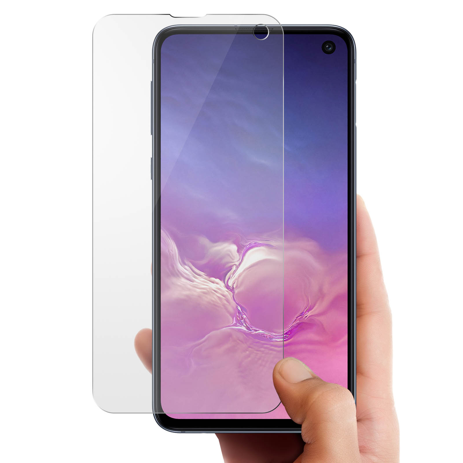 Una mano che tiene un telefono con una protezione per lo schermo accanto.
