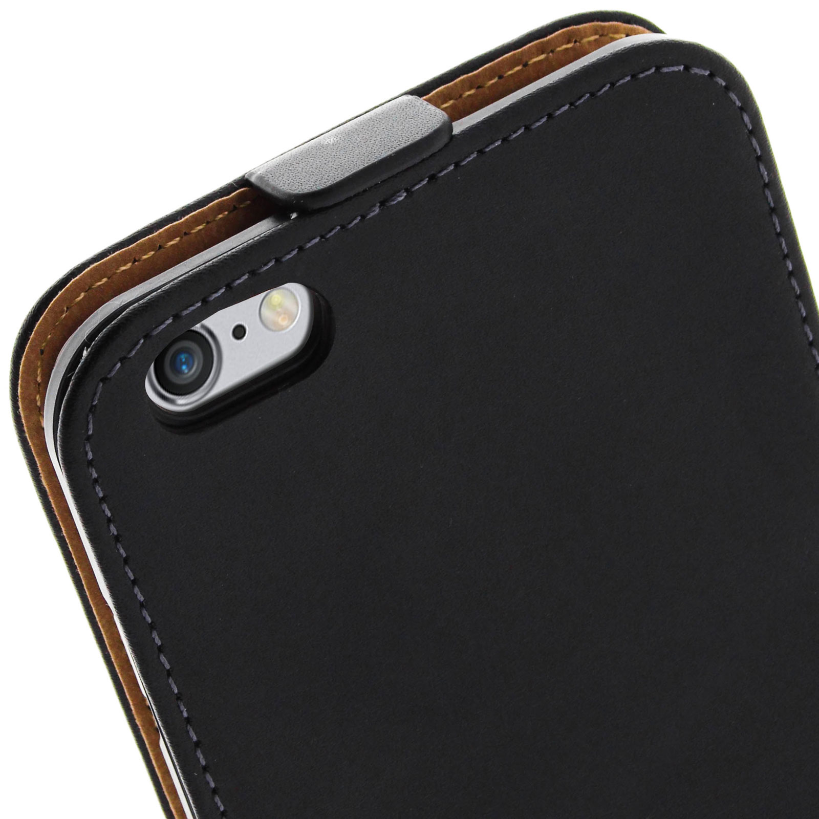 Primer plano de una funda de teléfono negra con cámara y flash. La funda está abierta, revelando el interior.