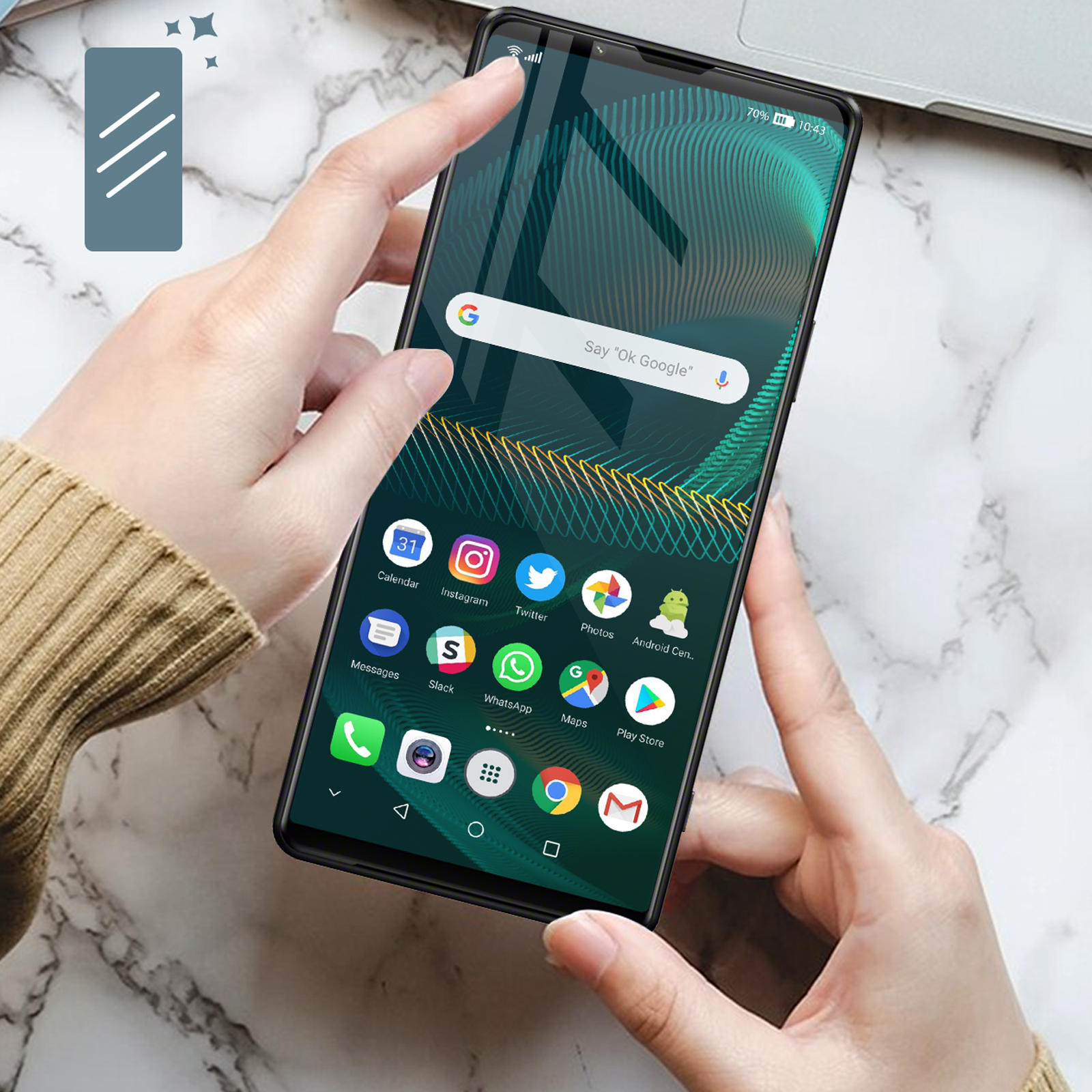 Mani che tengono un telefono con app sullo schermo. Sfondo di marmo.