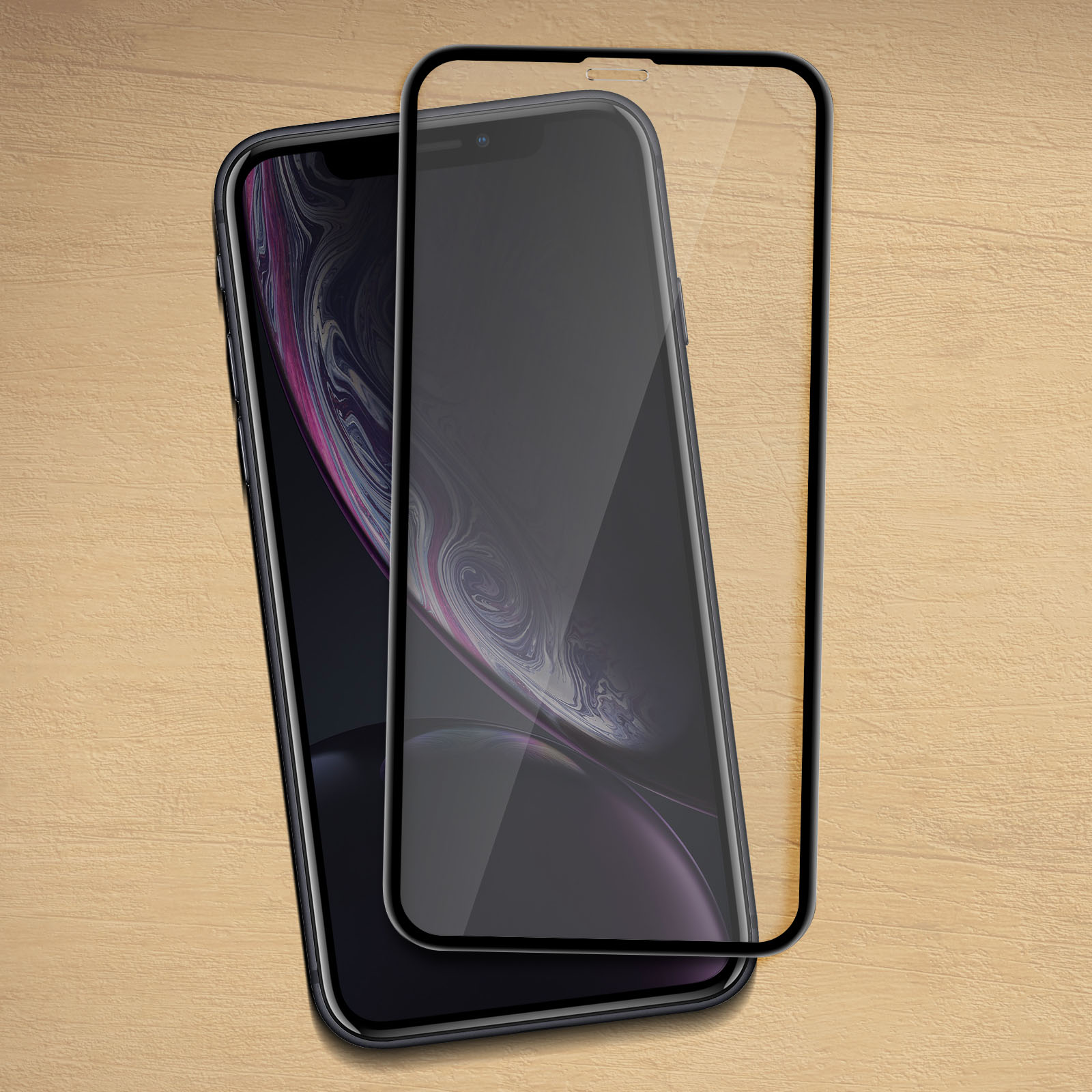 Telefono con protezione schermo applicata. Lo schermo è nero e il telefono è su una superficie di legno.