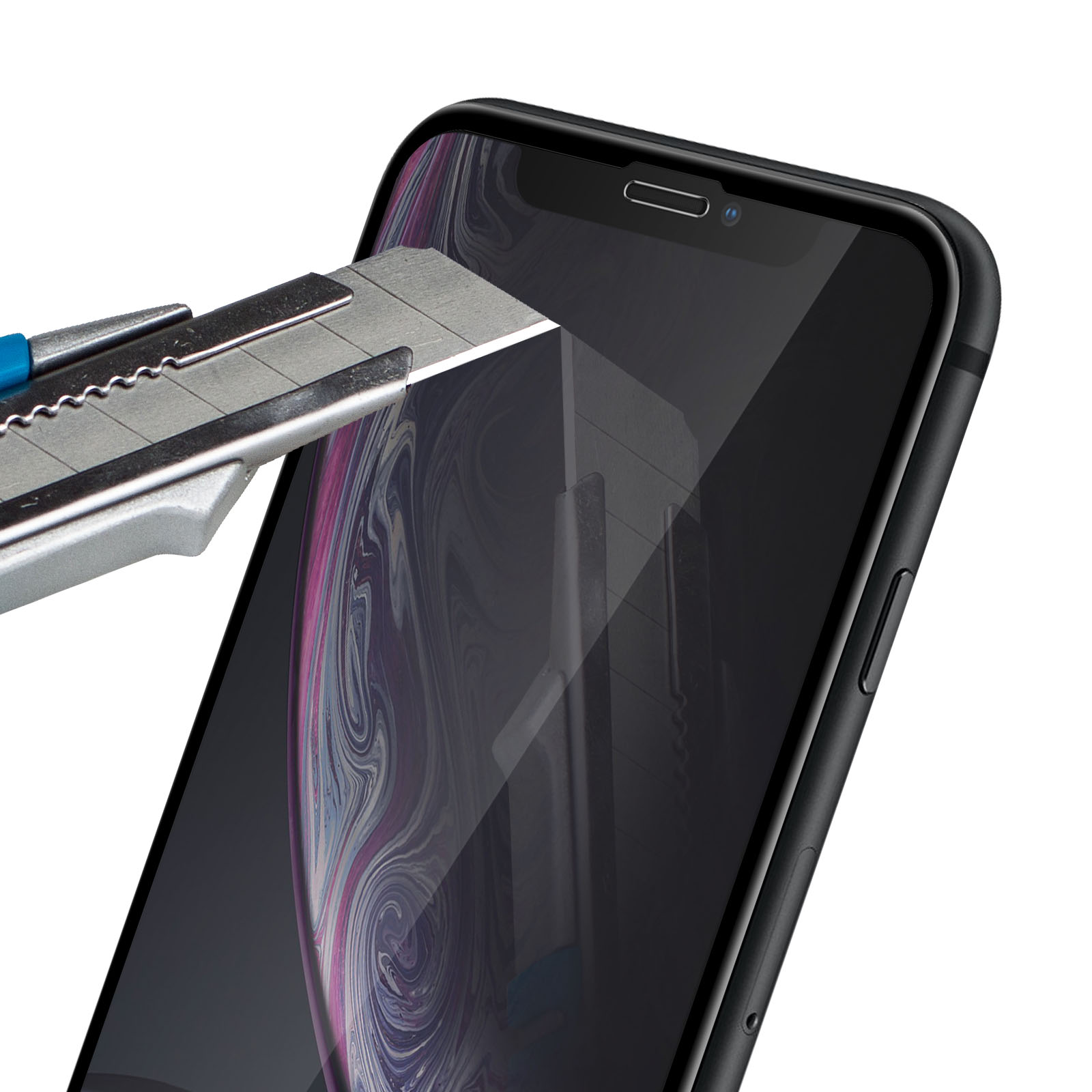 Un telefono con protezione schermo nera. Un taglierino è sopra, pronto a tagliare.