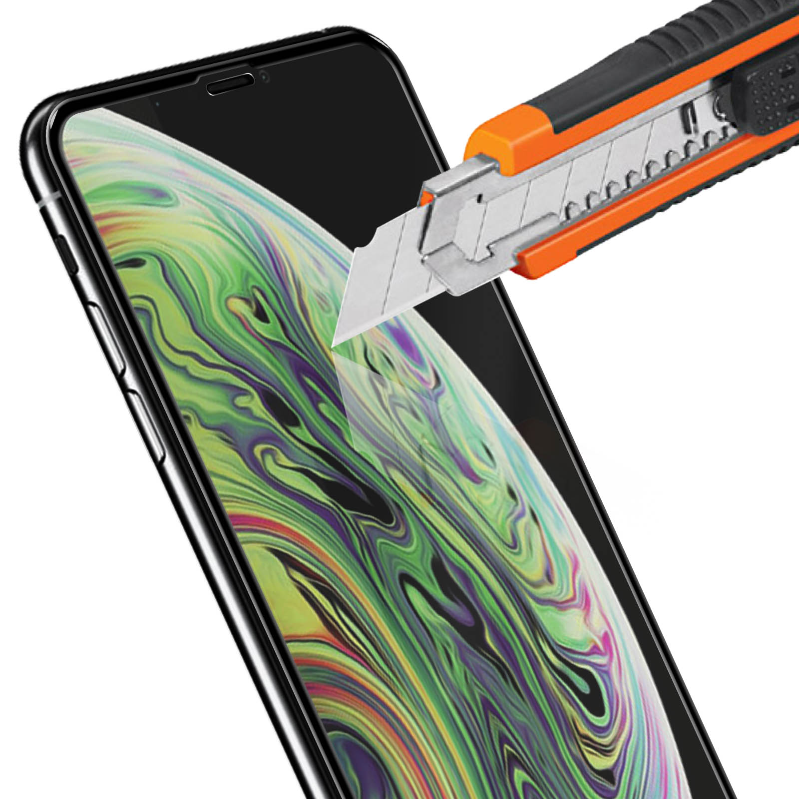Un taglierino taglia la protezione dello schermo di un telefono.