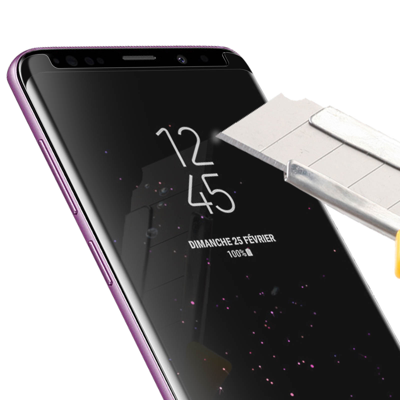 Lo schermo del telefono viola mostra ora e data. Lama di taglierino sullo schermo. Indicatore batteria 100%.