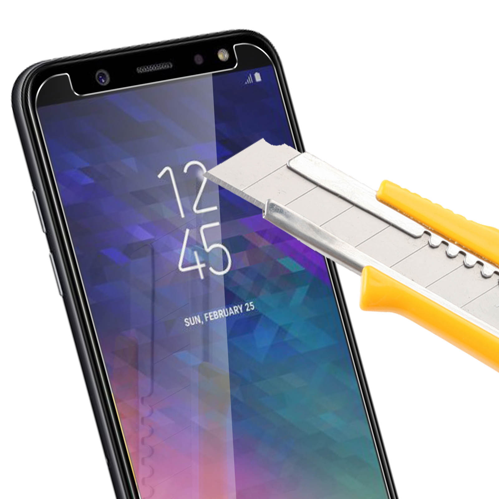 Uno schermo del telefono con una protezione per lo schermo che viene tagliata con un taglierino.