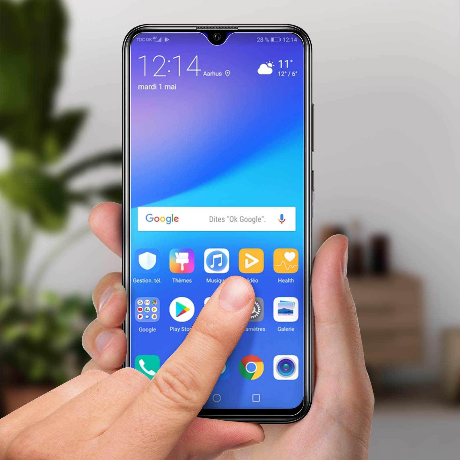 Una mano che tiene uno smartphone con uno schermo blu e bianco brillante che mostra un menu di app.