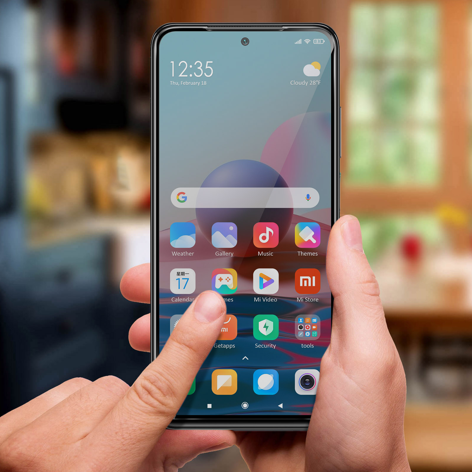 Una mano tocca lo schermo di uno smartphone. Lo schermo mostra icone di app, ora e data. Lo sfondo è sfocato.