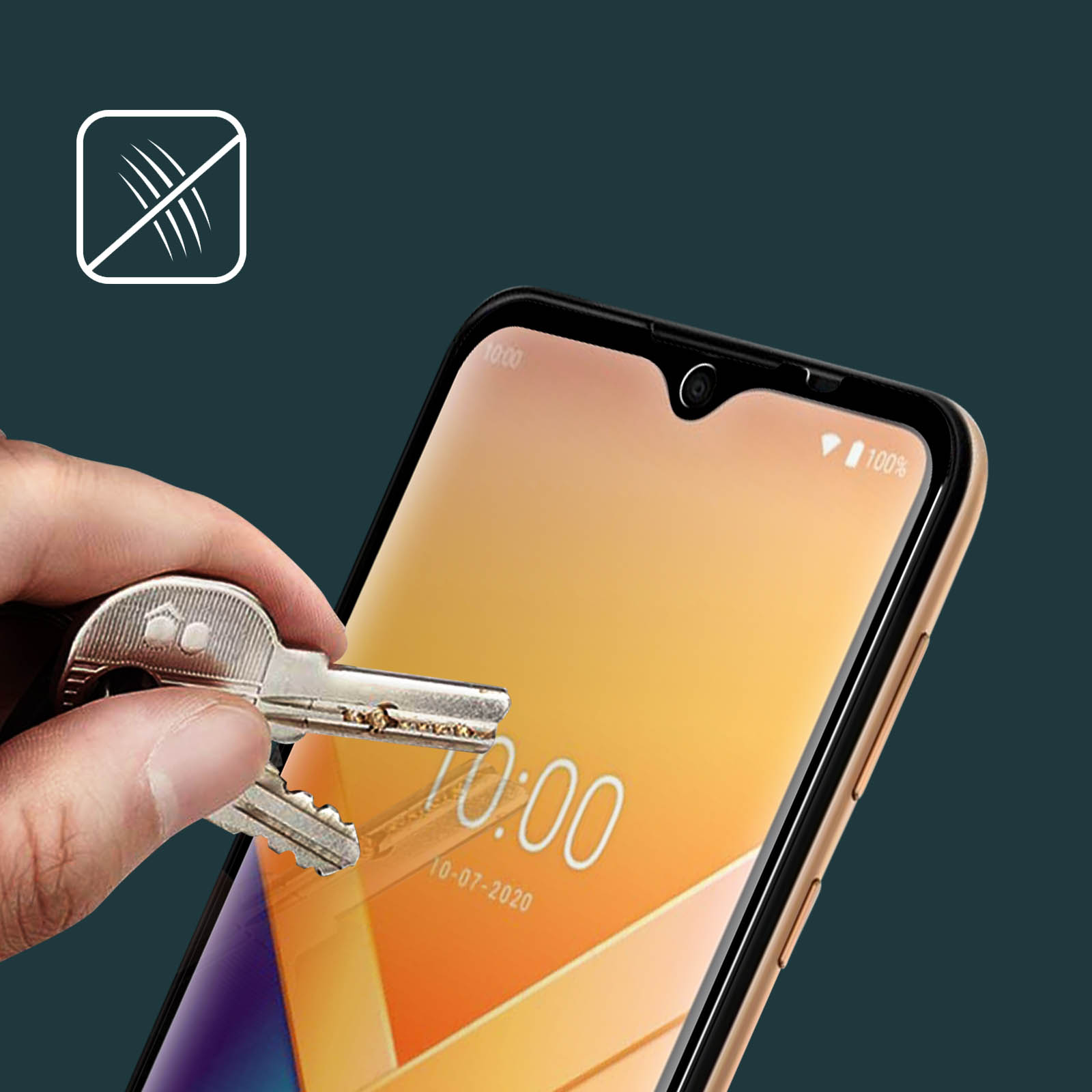 Una mano che tiene delle chiavi vicino a uno smartphone. Il telefono mostra l'ora. Un simbolo antigraffio è nell'angolo.