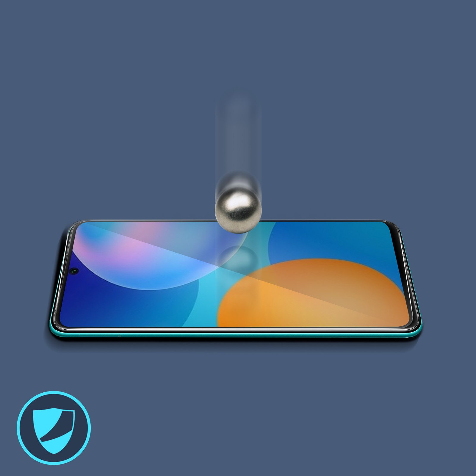 Uno smartphone con protezione schermo. Una palla di metallo cade sullo schermo. Sfondo blu con logo scudo.