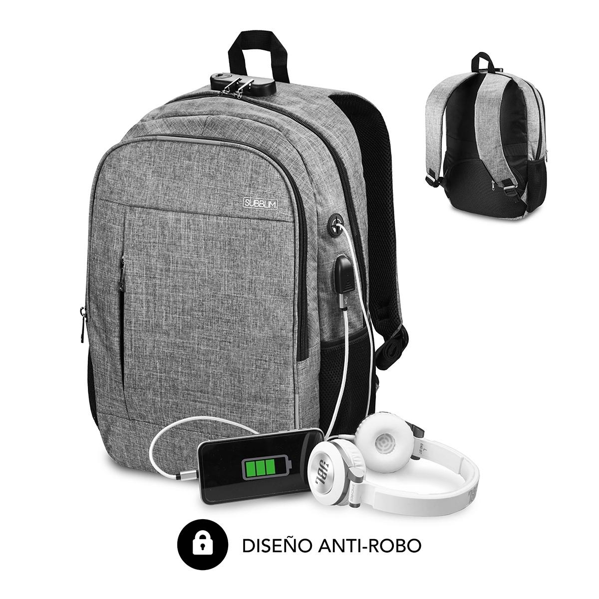 Mochila gris con cerradura y puerto USB, junto a auriculares, teléfono y cable de carga.