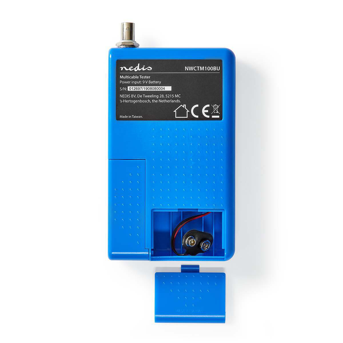 Een blauwe multimeter met een open batterijcompartiment. Het apparaat heeft een zwart label met tekst.
