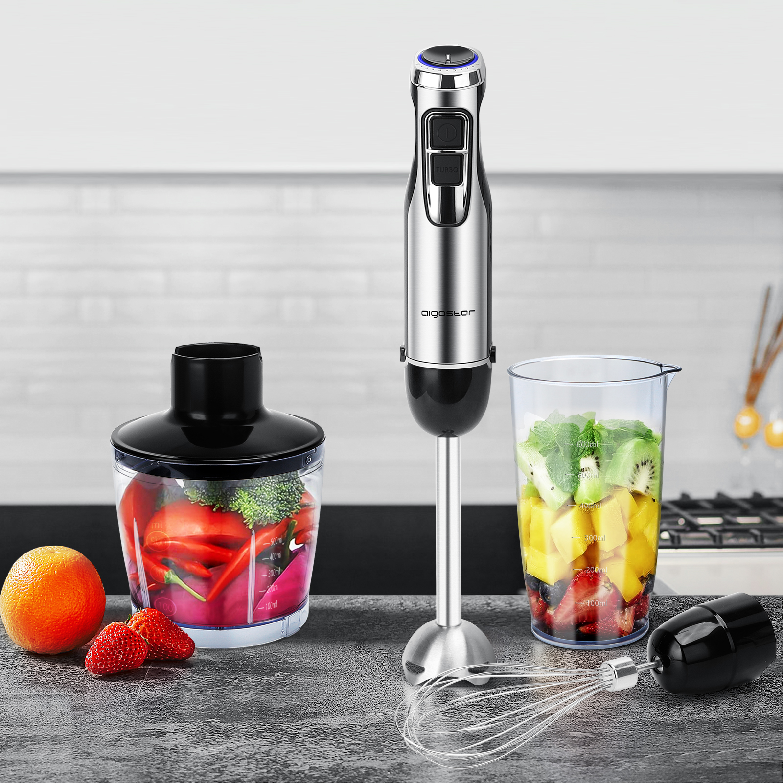 Un frullatore con ingredienti in contenitori, tra cui fragole, kiwi e arancia.