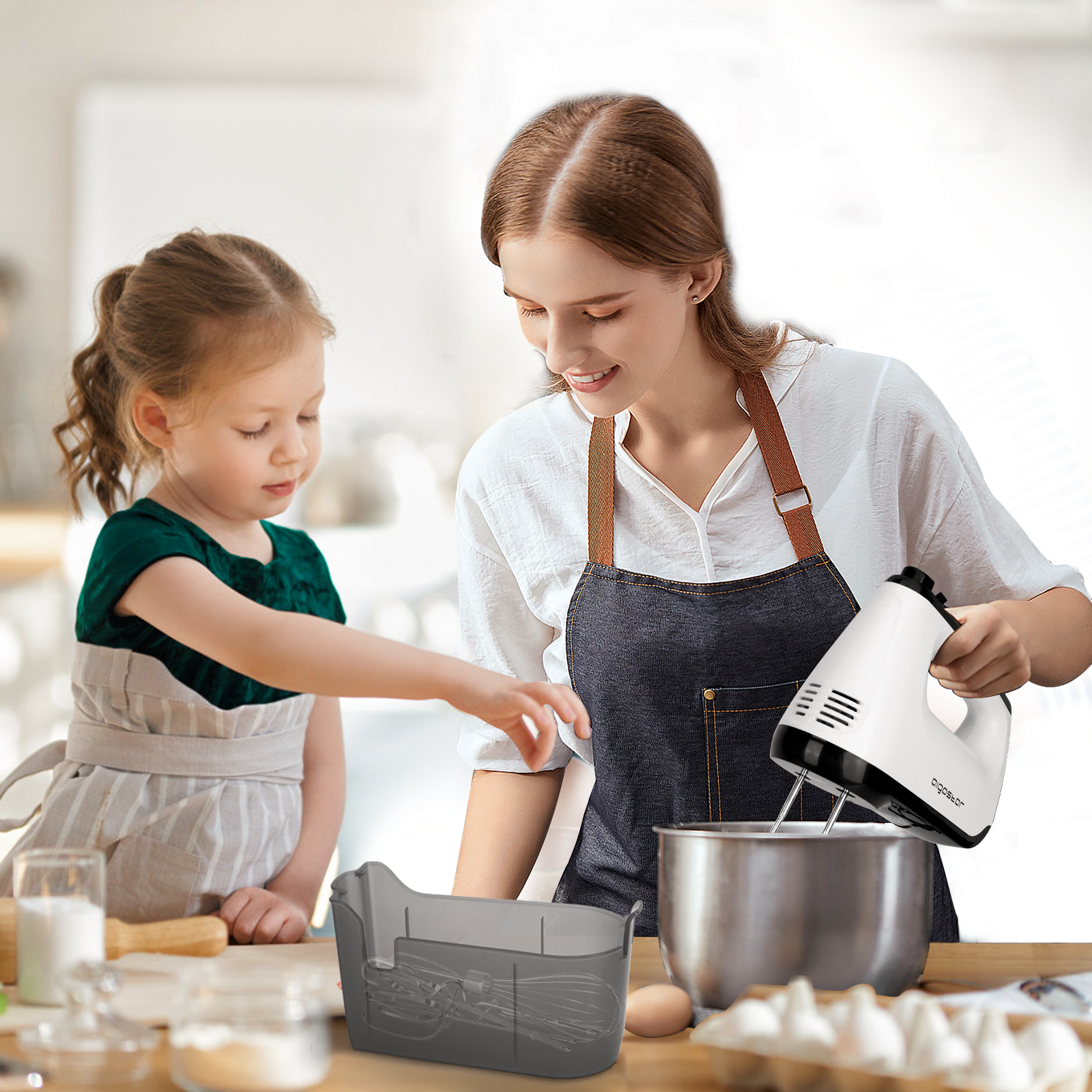 Eine Frau und ein Kind mischen in einer Küche Zutaten. Ein Mixer und eine Schüssel sind sichtbar.