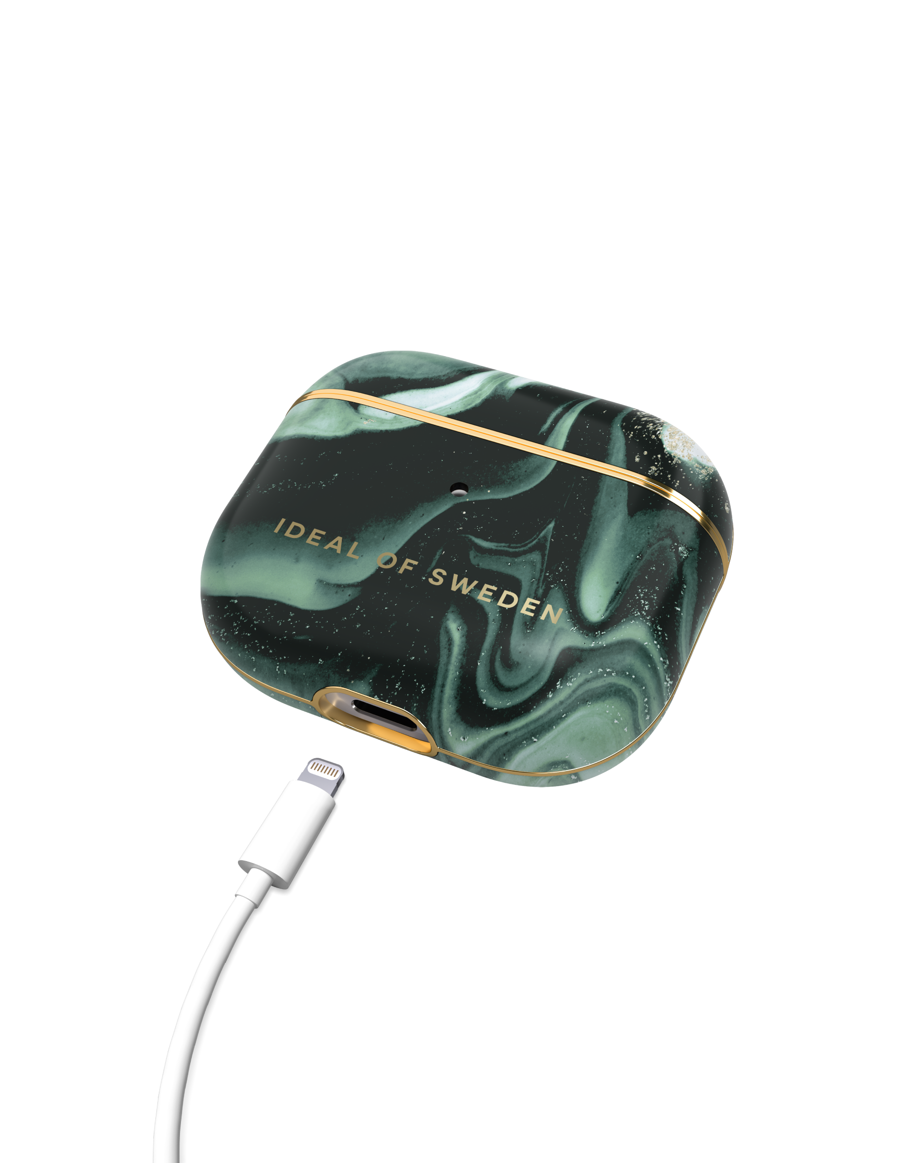 AirPods-Hülle mit grünem Marmor-Design und goldenem Rand, mit einem weißen Ladekabel.