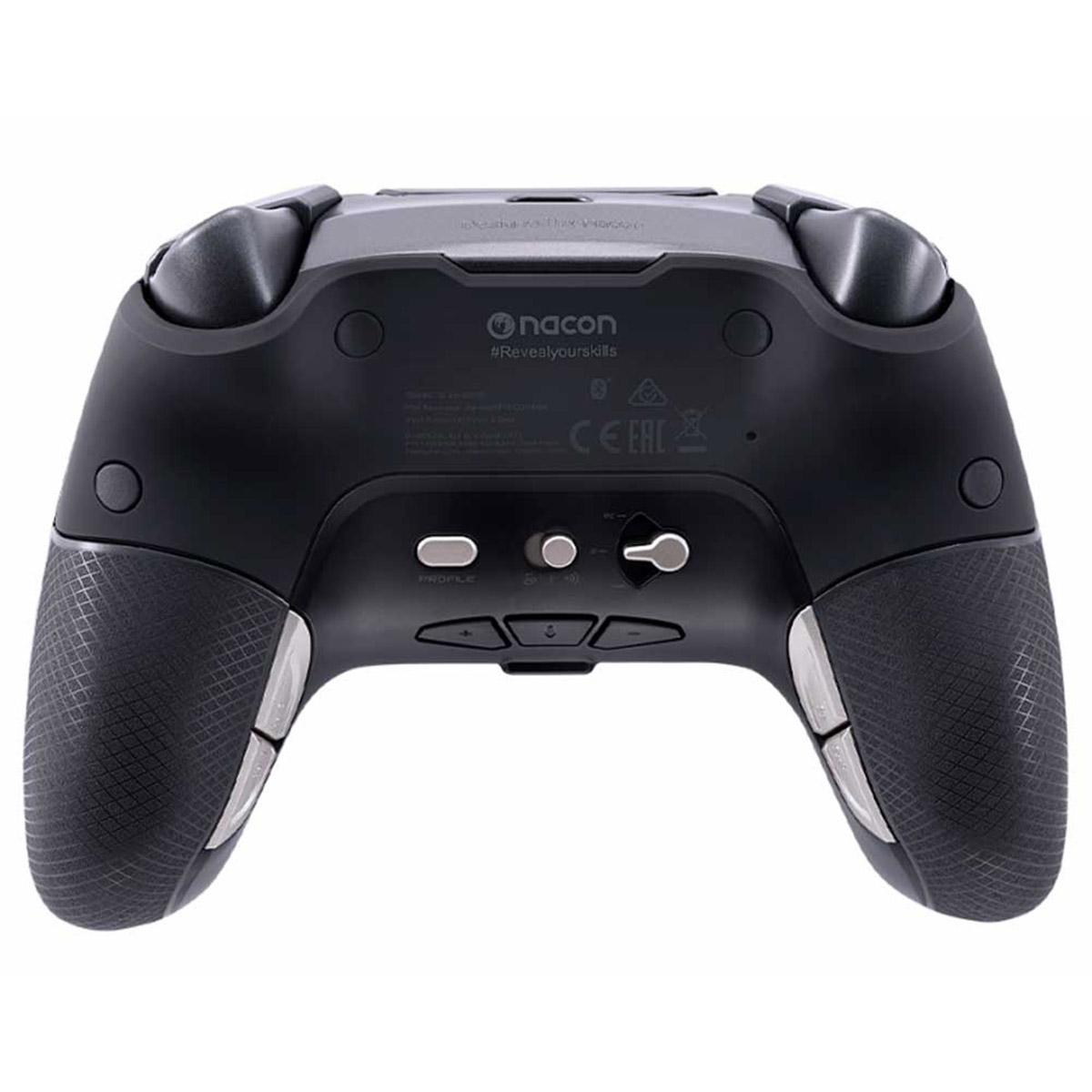 Nahaufnahme eines schwarzen Nacon-Gamecontrollers, der Knöpfe und Griffe zeigt.