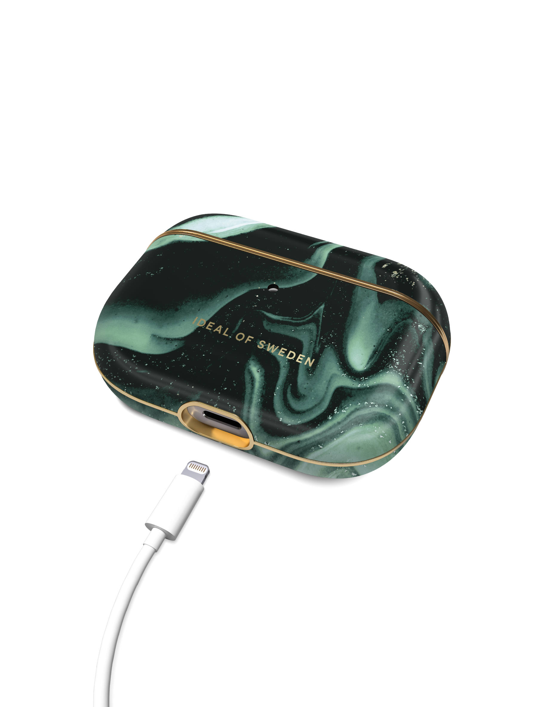 Grüne Marmor-AirPods-Hülle mit weißem Ladekabel auf schwarzem Hintergrund.